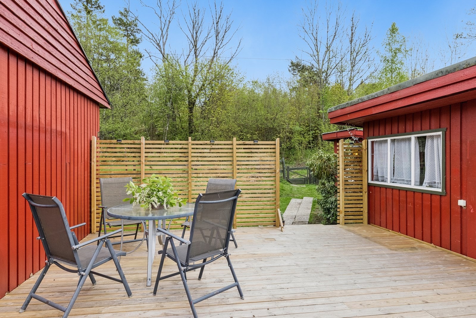 Det er god plass på terrassen, her er det bare å slippe kreativiteten løs Galleribilde