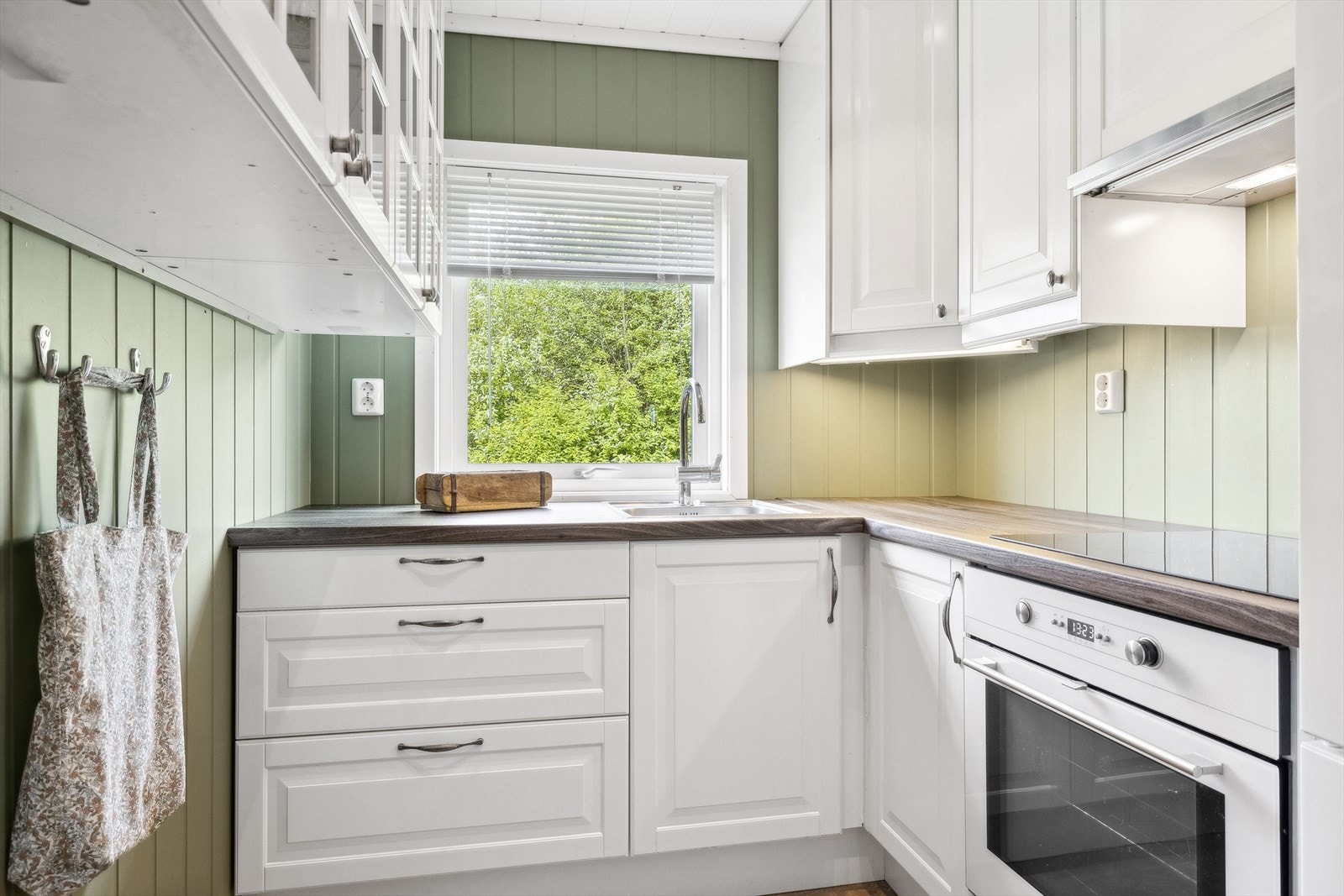 Boligen har et koselig kjøkken med profilerte over og underskap. Pusset opp i 2022. Galleribilde