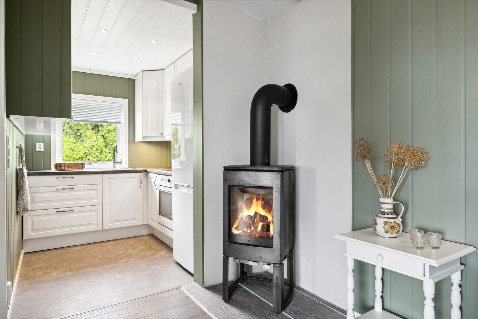 I stuen er det etablert peis som varmer godt - perfekt for kalde kvelder. Galleribilde