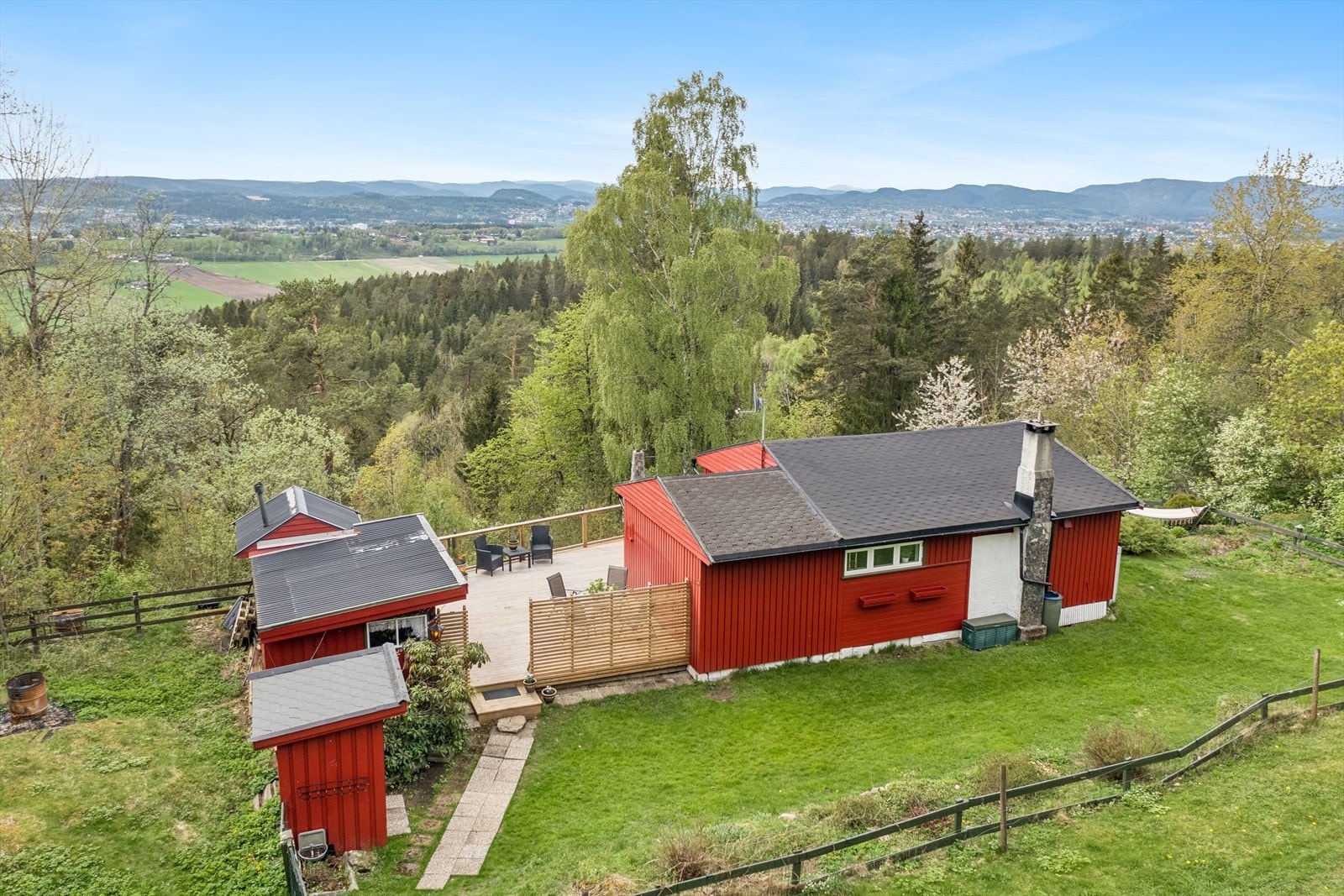 Velkommen til en fritidseiendom med idyllisk og landlig beliggenhet. Flott utsikt og gode solforhold. Galleribilde