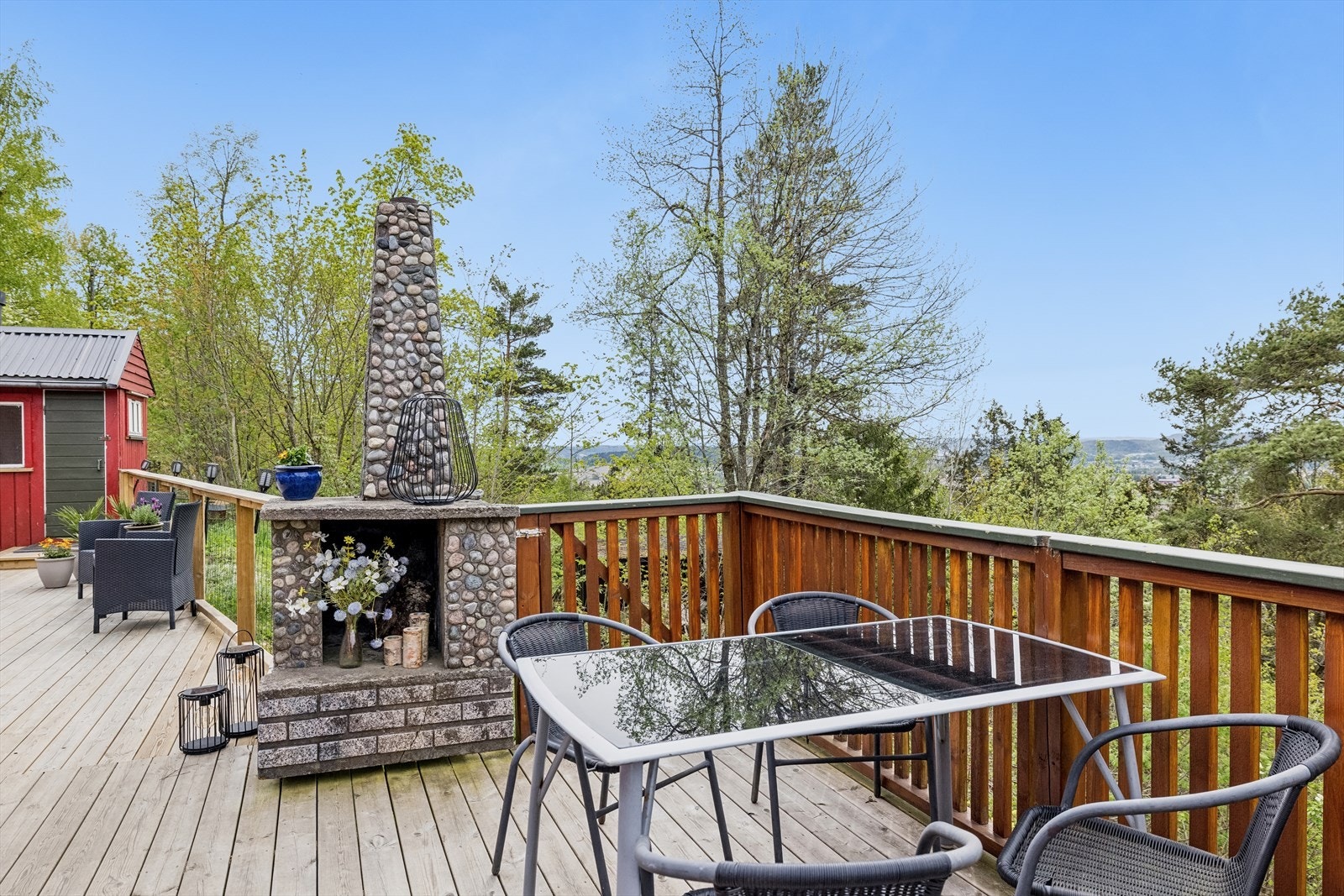 Den romslige terrassen, er et fantastisk sted å nyte morgenkaffen, eller en god utendørs middag. Galleribilde