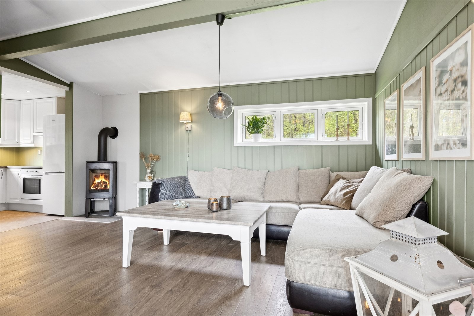 Fra stua er det en åpen løsning inn til kjøkkenet, her holdes familien samlet Galleribilde