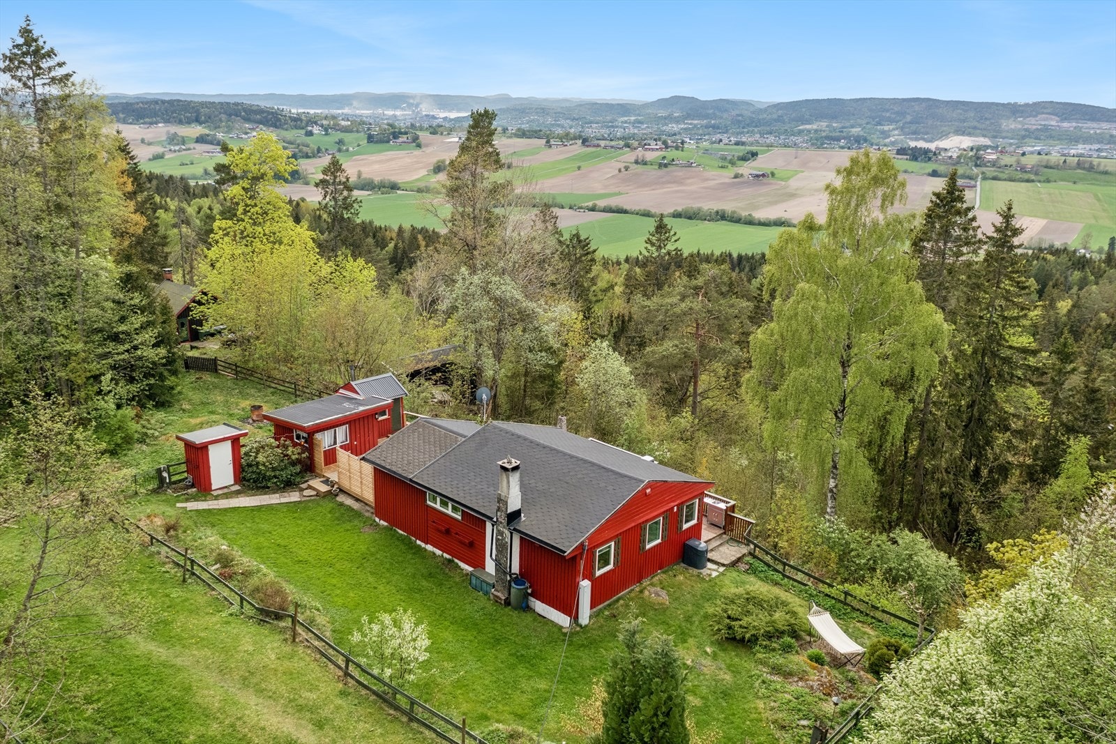 Utsikten fra eiendommen er magisk, her får du Grenlands naturskjønnhet sett fra høyden! Galleribilde