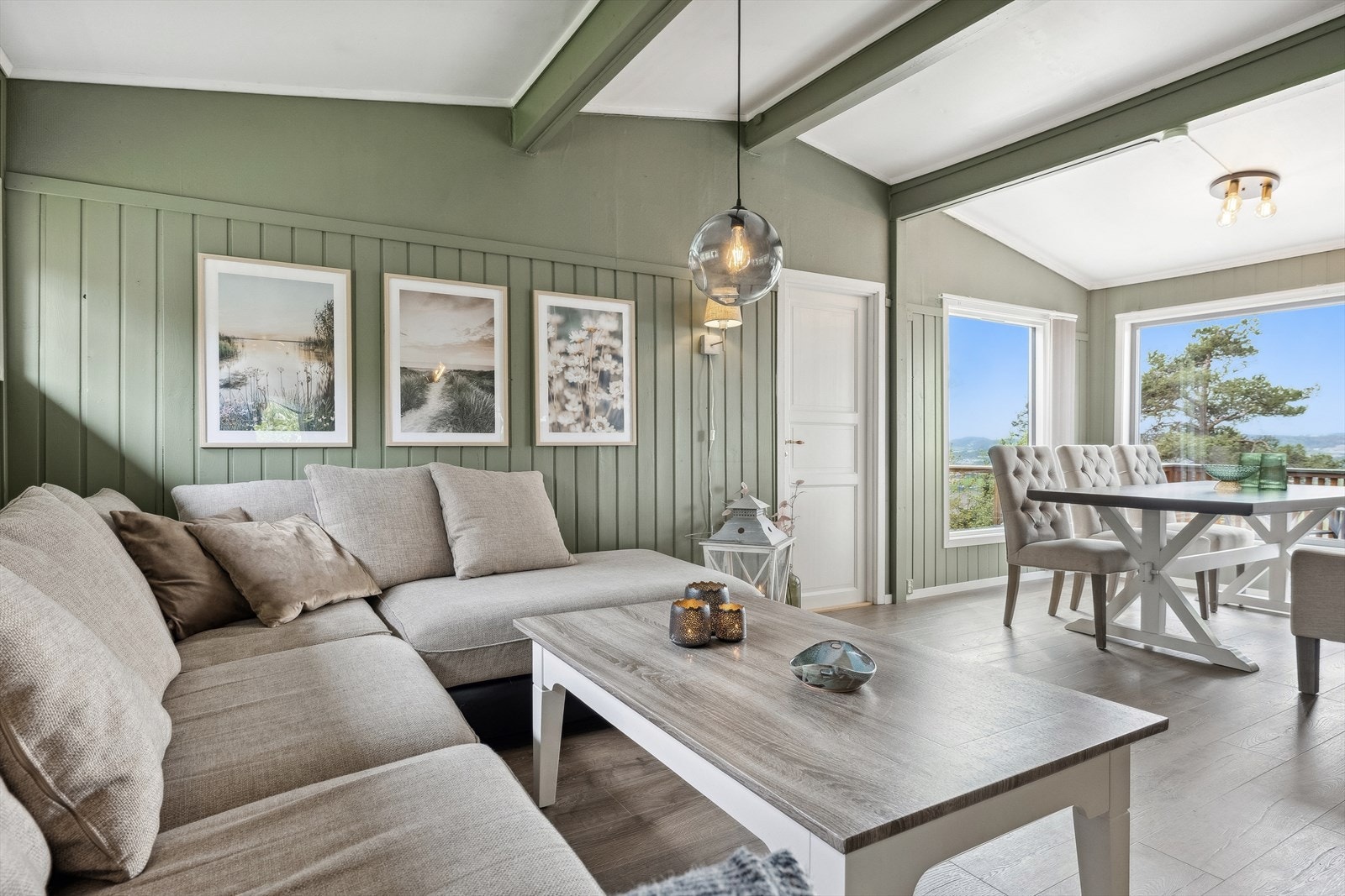 Eiendommen har en romslig stue med plass til både sofagruppe og spisebord! Galleribilde