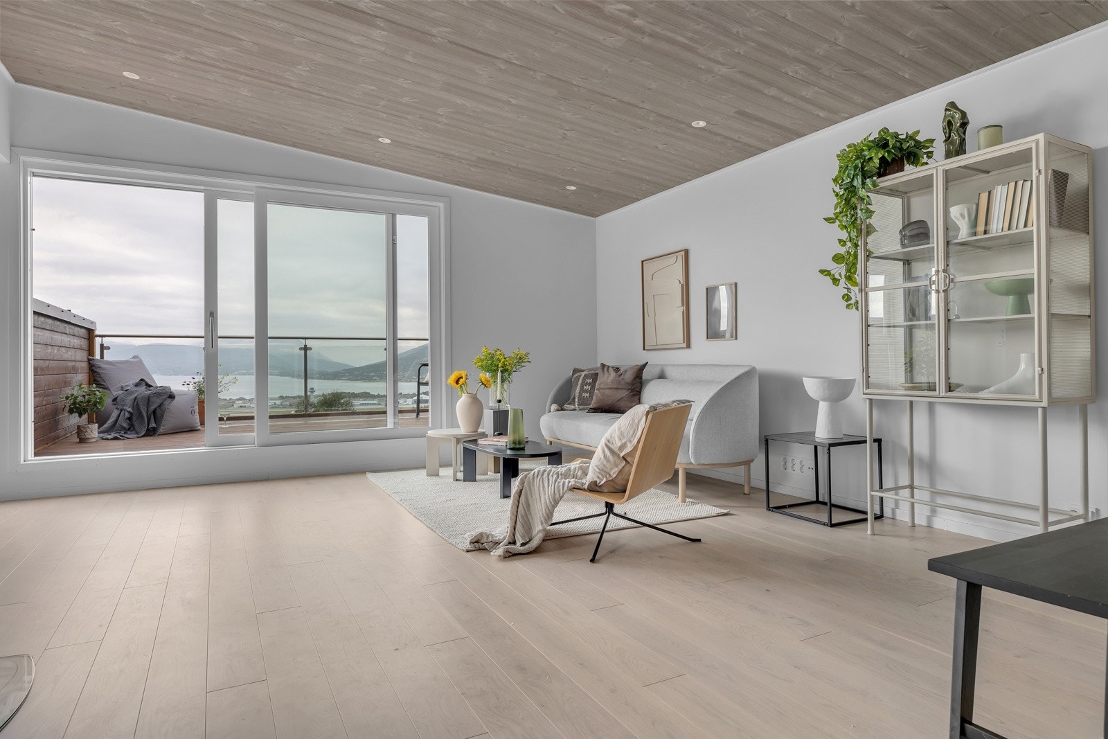 Fra dagligstuen er det utgang til 16,9m2 stor og svært solrik veranda Galleribilde