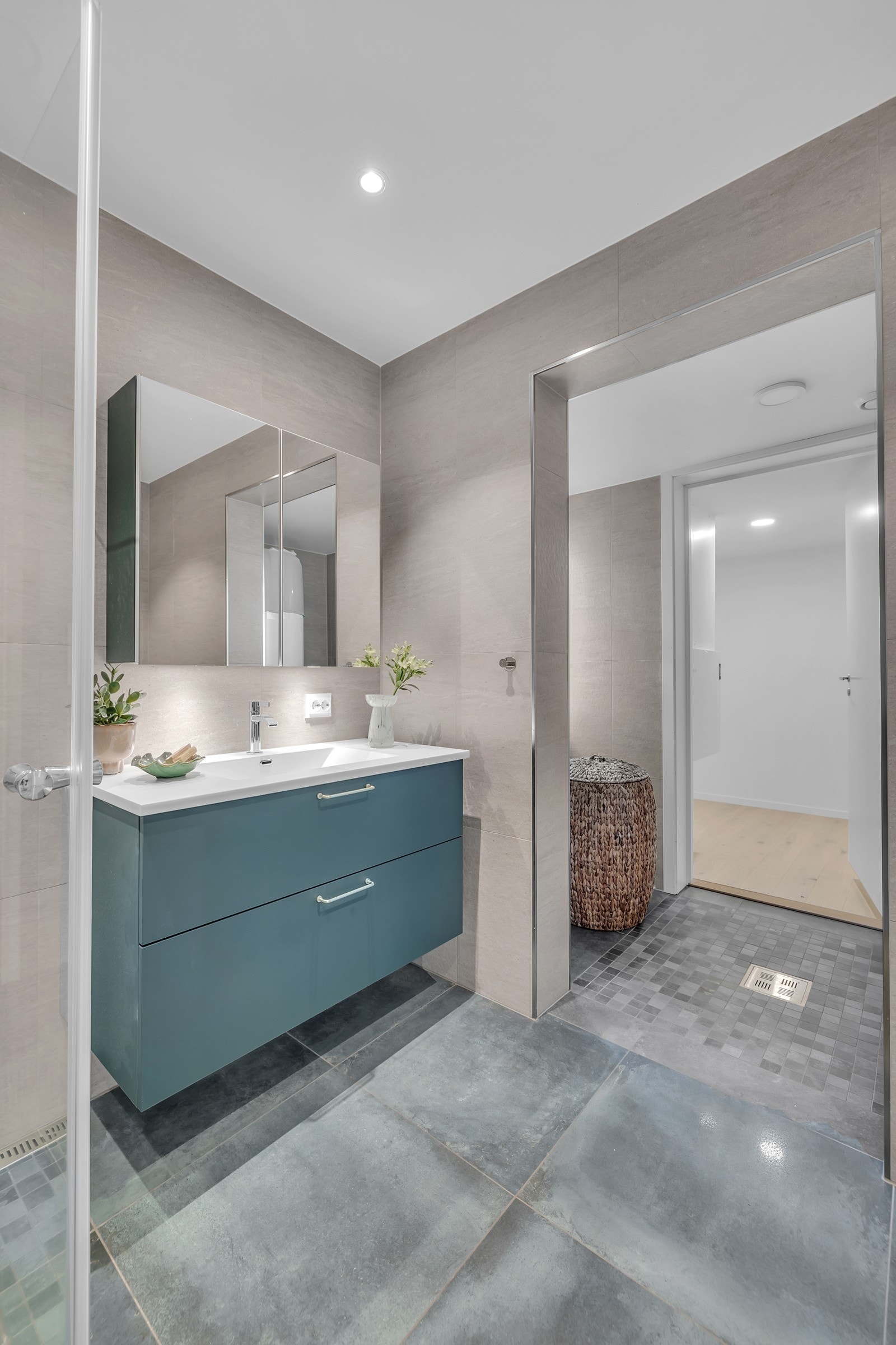 Fine løsninger med heldekkende servant med god lagring i kolonialskuffer, innfellbare dusjsører og inngang til vaskerom Galleribilde