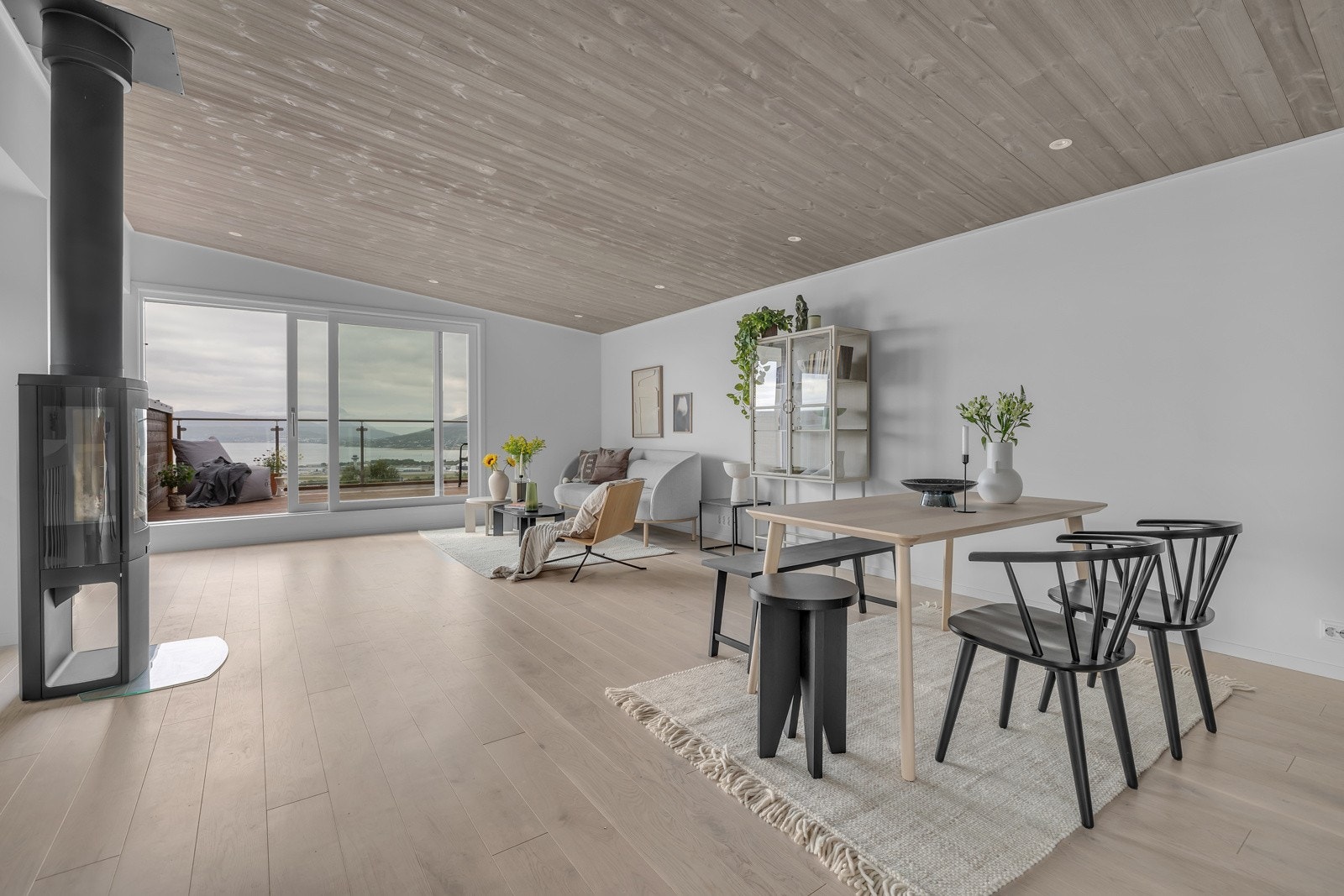 2. etasje er dedikert til stor og luftig stue, ett svært innholdsrikt kjøkken og bibliotek/TV-stue eller et 4. soverom Galleribilde