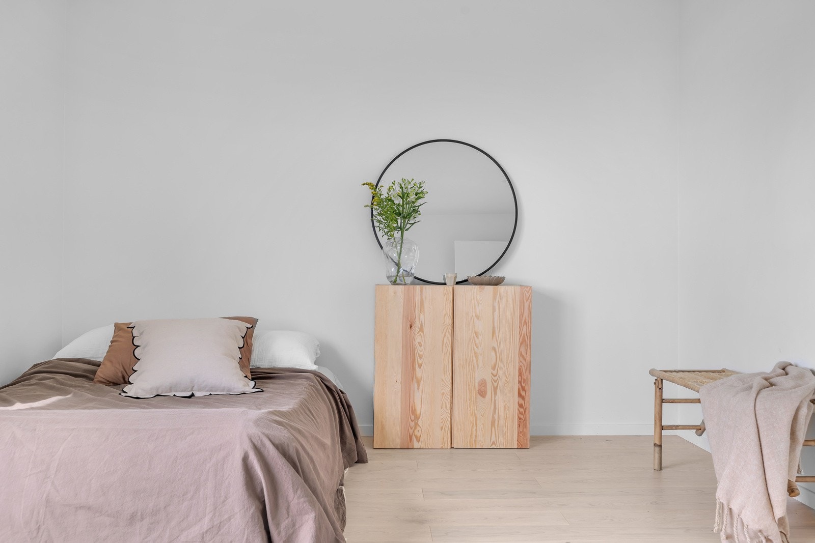 Stort og pent rom med fantastisk utsikt og rikelig med plass til dobbeltseng, garderobe, skrivebord m.m. Galleribilde