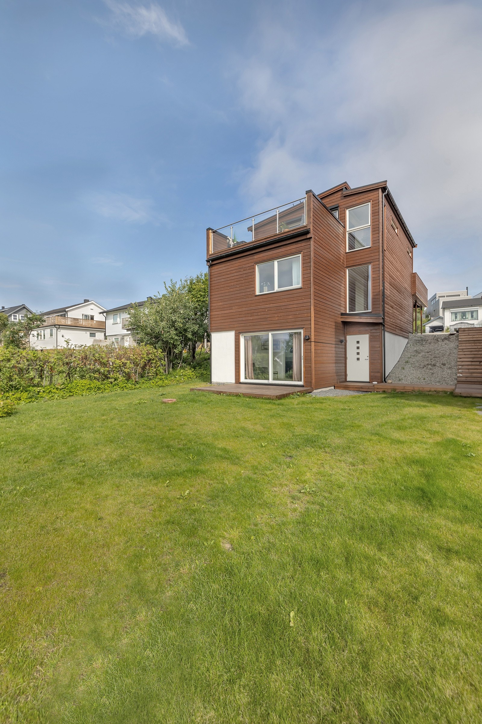 Båtsmannsvegen 24A er en ny og moderne bolig beliggende på en nydelig utsiktstomt i et av Tromsøs mest attraktiv boligområder, Mortensnes Galleribilde