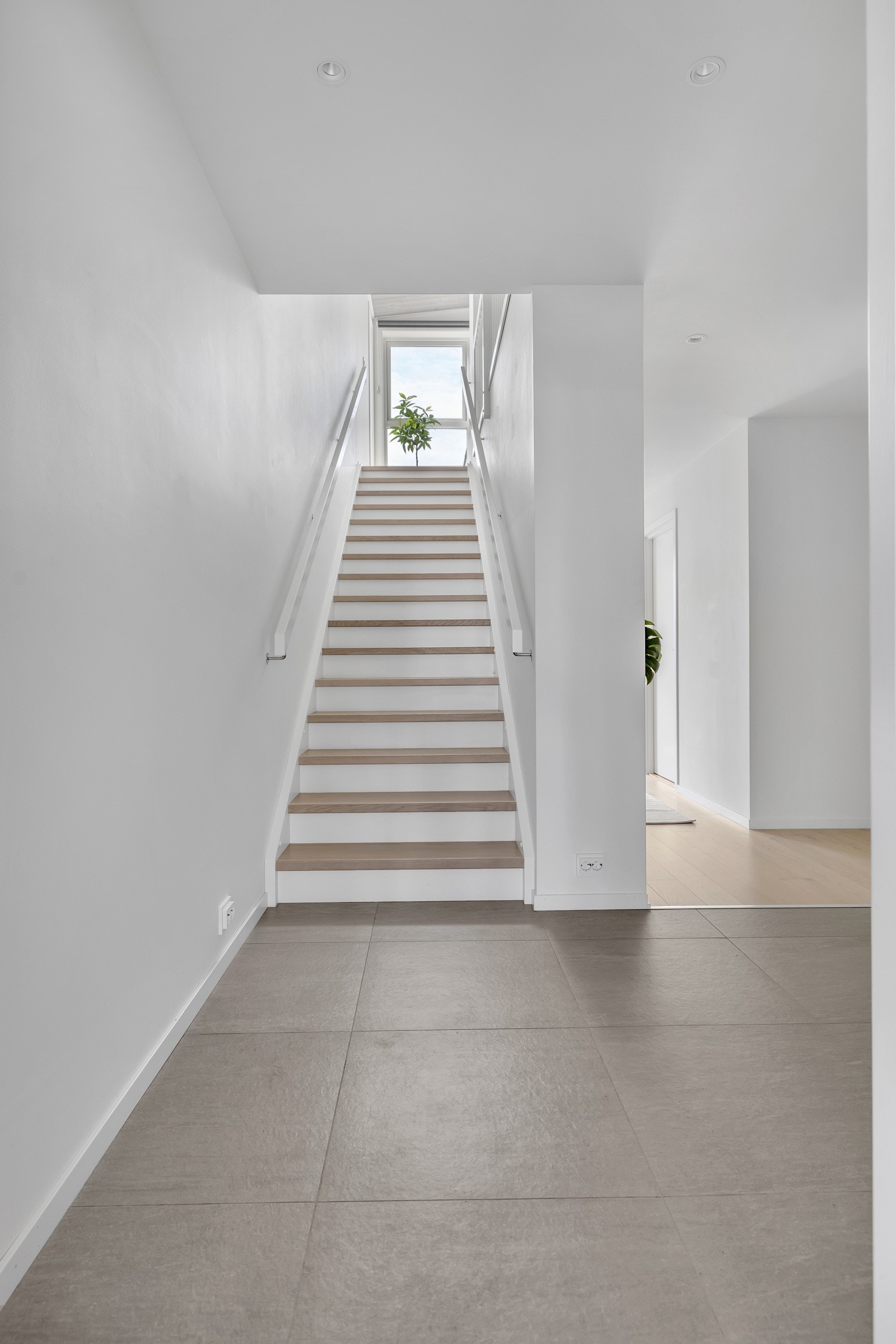 Fra inngangspartiet/hallen er det lys trappegang opp til 2 etasje. Galleribilde