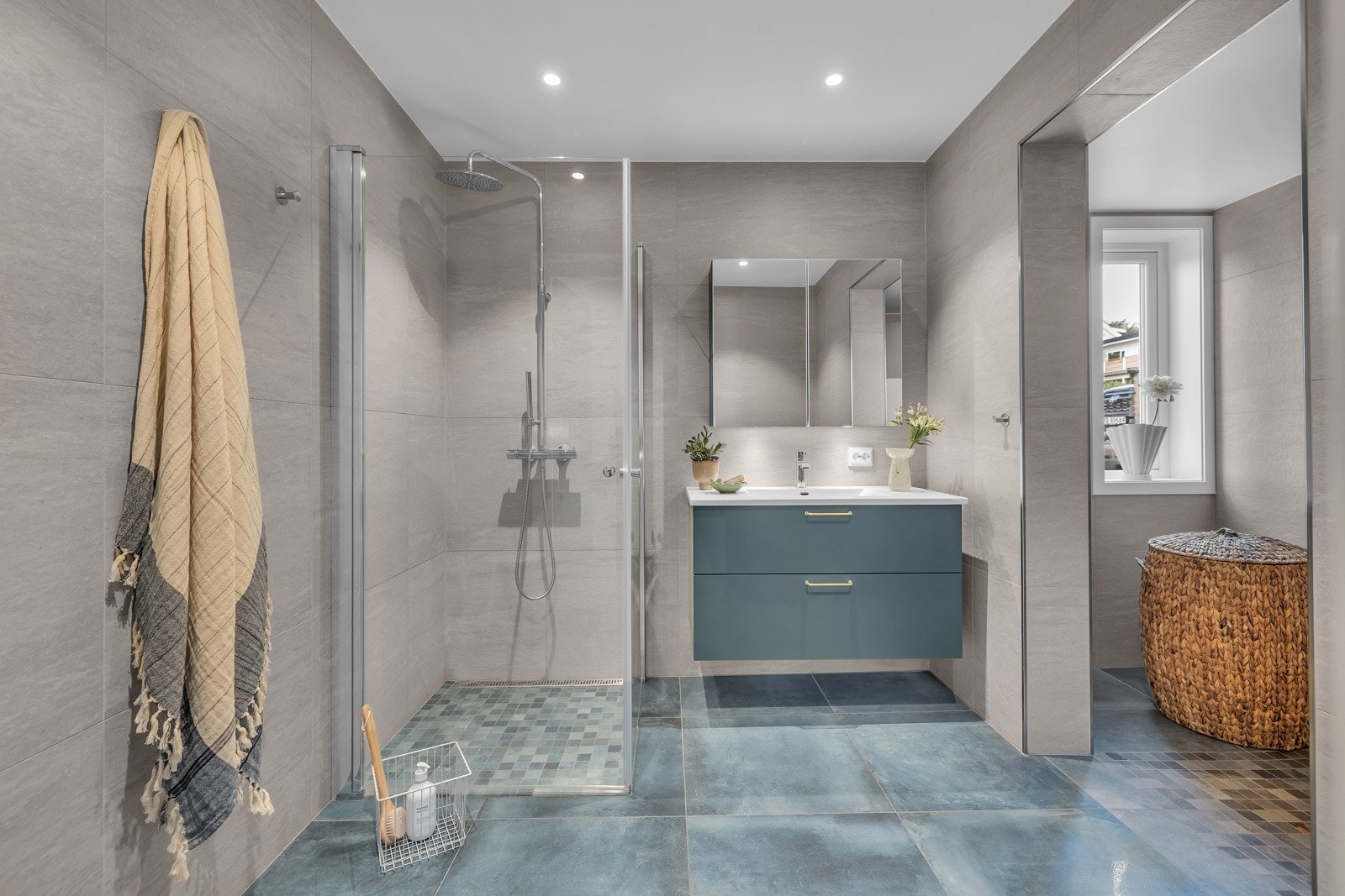 Badet er tilbaketrukket med adkomst tett på inngangspatiet. Rommet er på 5,7m2 og har direkte tilknytning til vaskerom på 2,9m2 Galleribilde