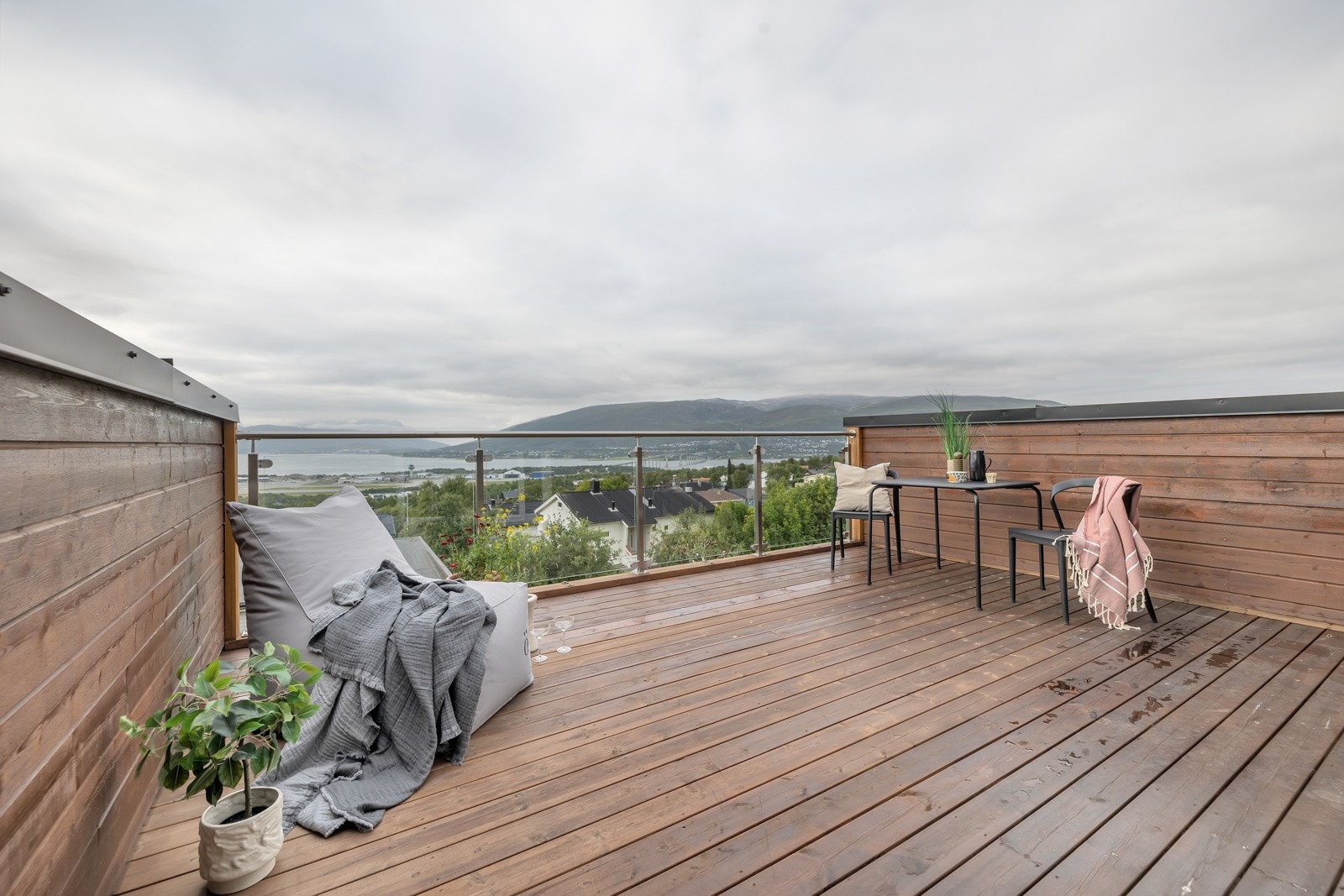 Utsikten fra verandaen kan ta pusten fra de felste Galleribilde