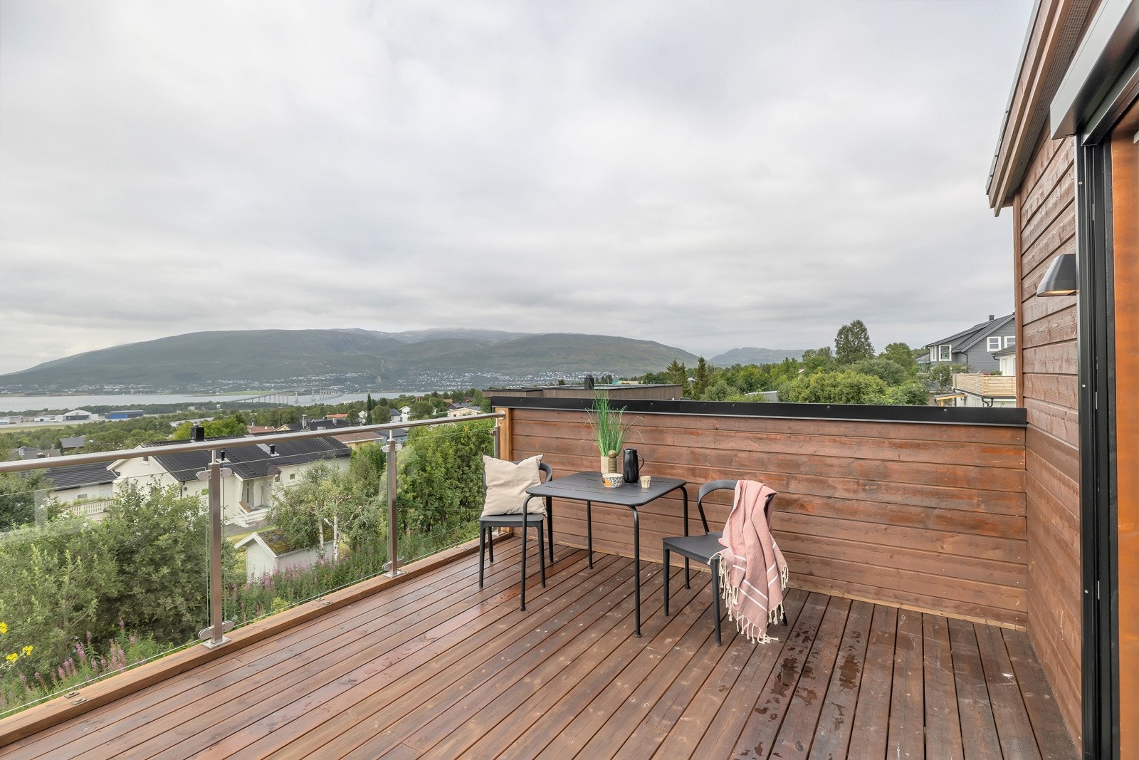 Her tilbys det panoramutsikt som strekker seg fra langt sør på Tromsøya, mot sundet- og Kvaløya, inn mot Ersjordtraversen og videre nordover Galleribilde