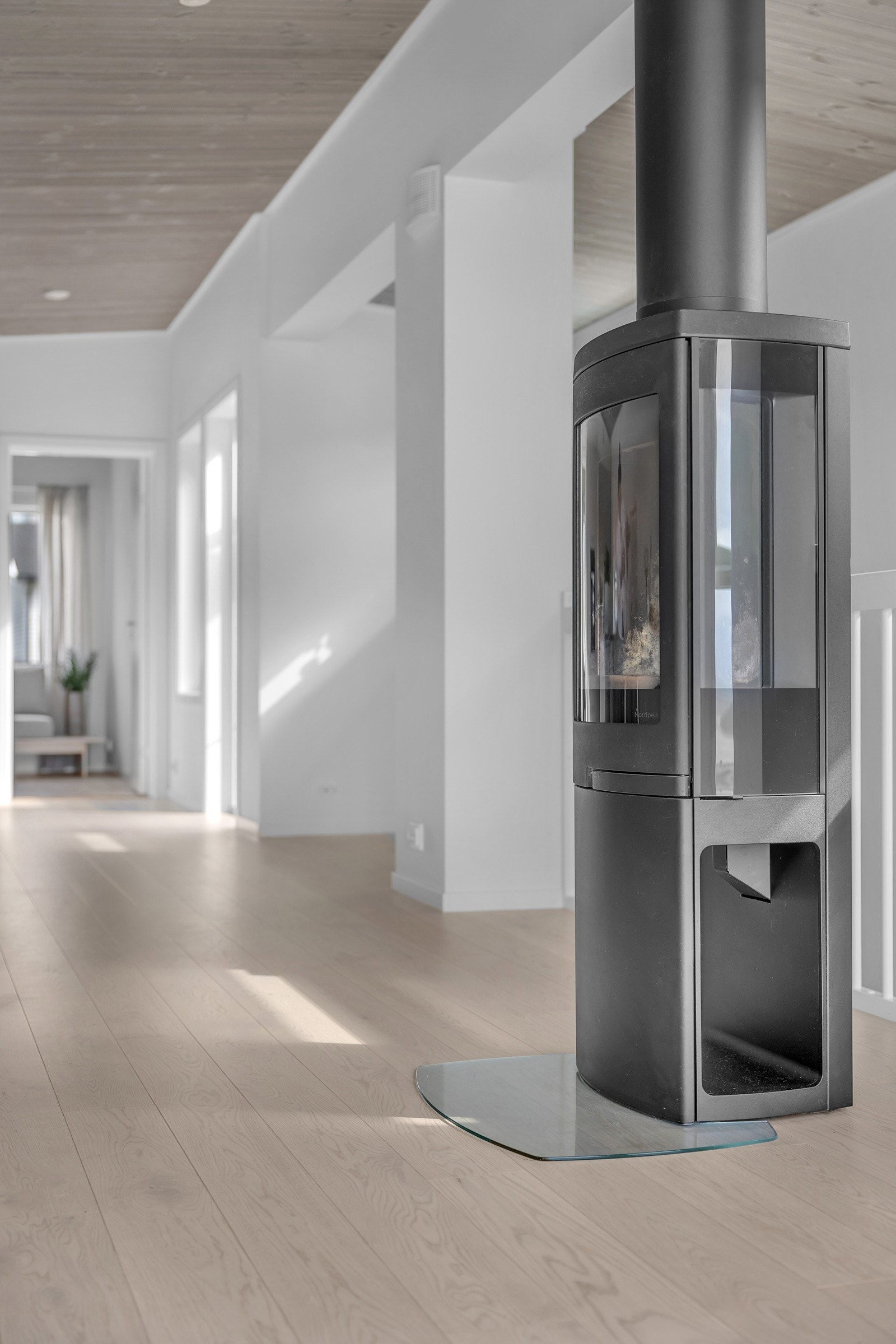 Moderne og effektiv vedfyring sentralt plassert i dagligstuen Galleribilde