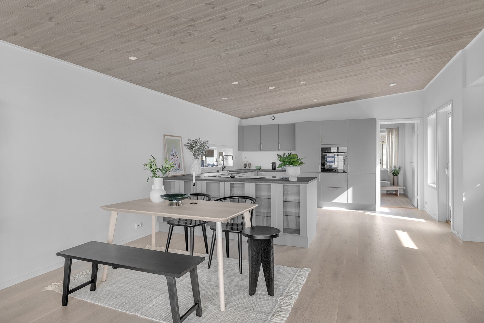 Spisestuen er naturlig plassert mellom dagligstuen og kjøkkenet Galleribilde