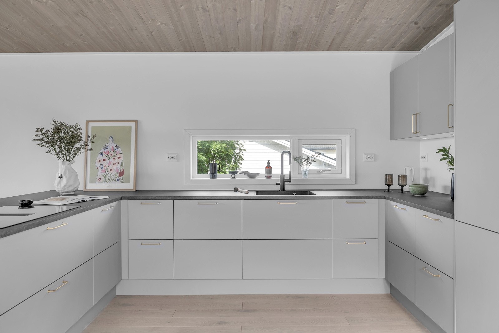 Kjøkkenet er svært innholdsrikt med rikelig skap- og benkeplass Galleribilde