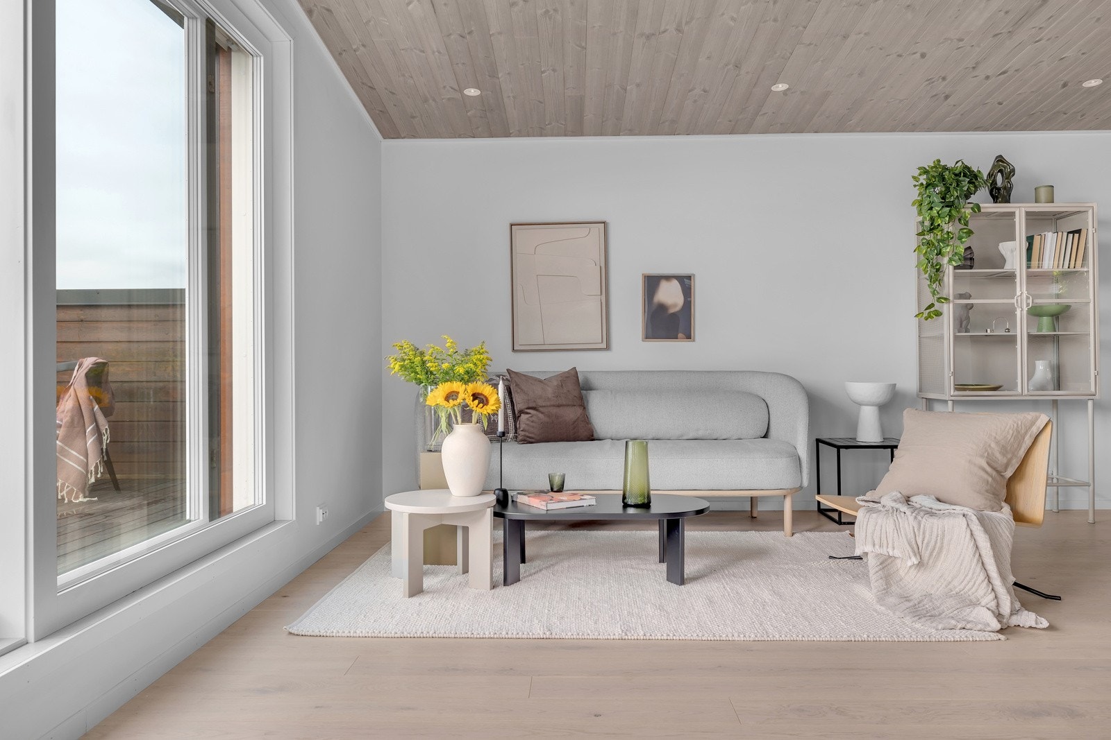 Dagligstuen er naturlig plassert mot vest og de store vindusflatene hvor du nyter fantastisk utsikt og som slipper inn mye naturlig lys Galleribilde