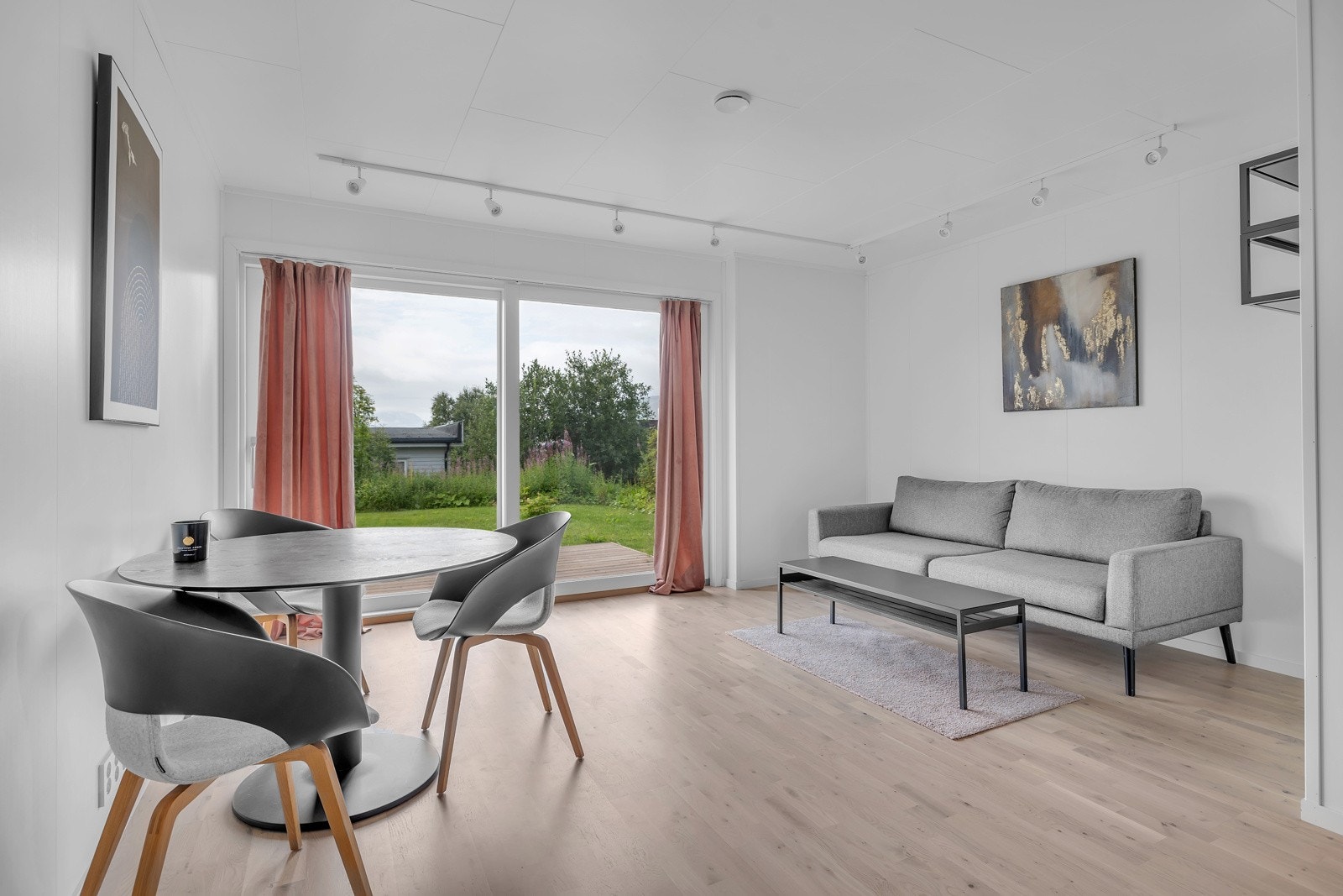 Lys og fin stue på 23.6m2 med store vindusflater Galleribilde