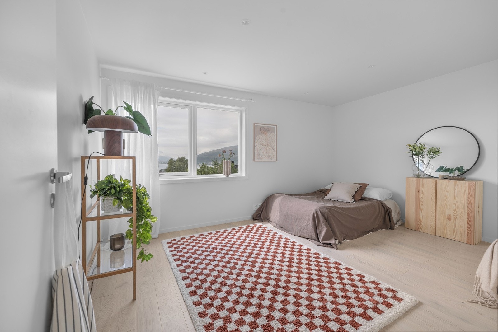 Det største soverommet er på hele 15m2 og ligger lengst mot vest i 1. etasje Galleribilde