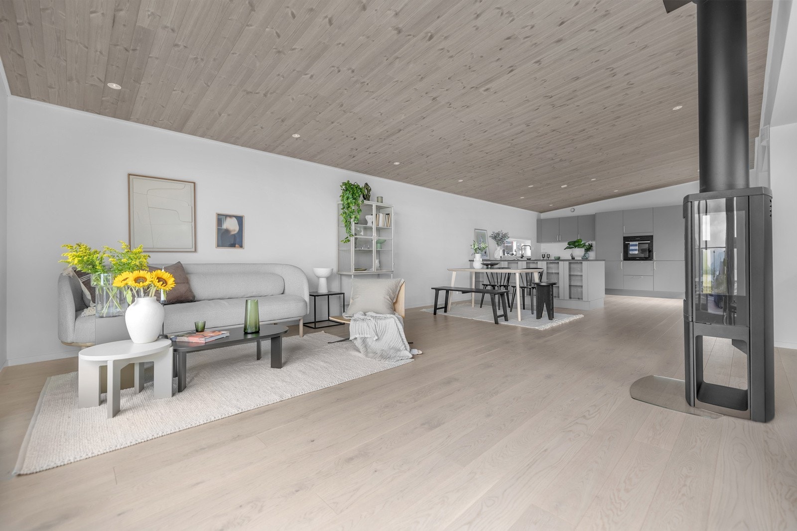 Tilbake i stuen igjen. Daglig og spisestuen er på ca. 40m2 som gir god plass til både sittegrupper og spisestue Galleribilde