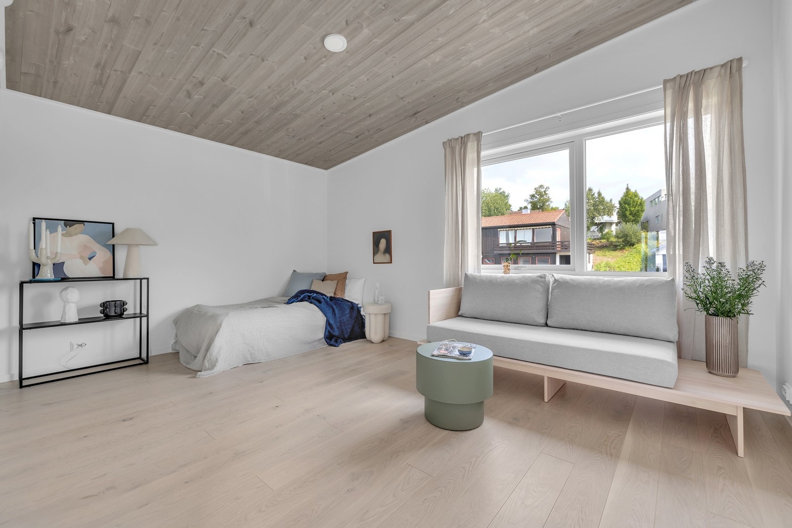 Dette rommet er på 14,6m2 og kan nyttes som soverom, bibliotek, TV-stue og lignende. Her er det også klargjort med rør og avløp i veggen for de som ønsker et ekstra bad Galleribilde