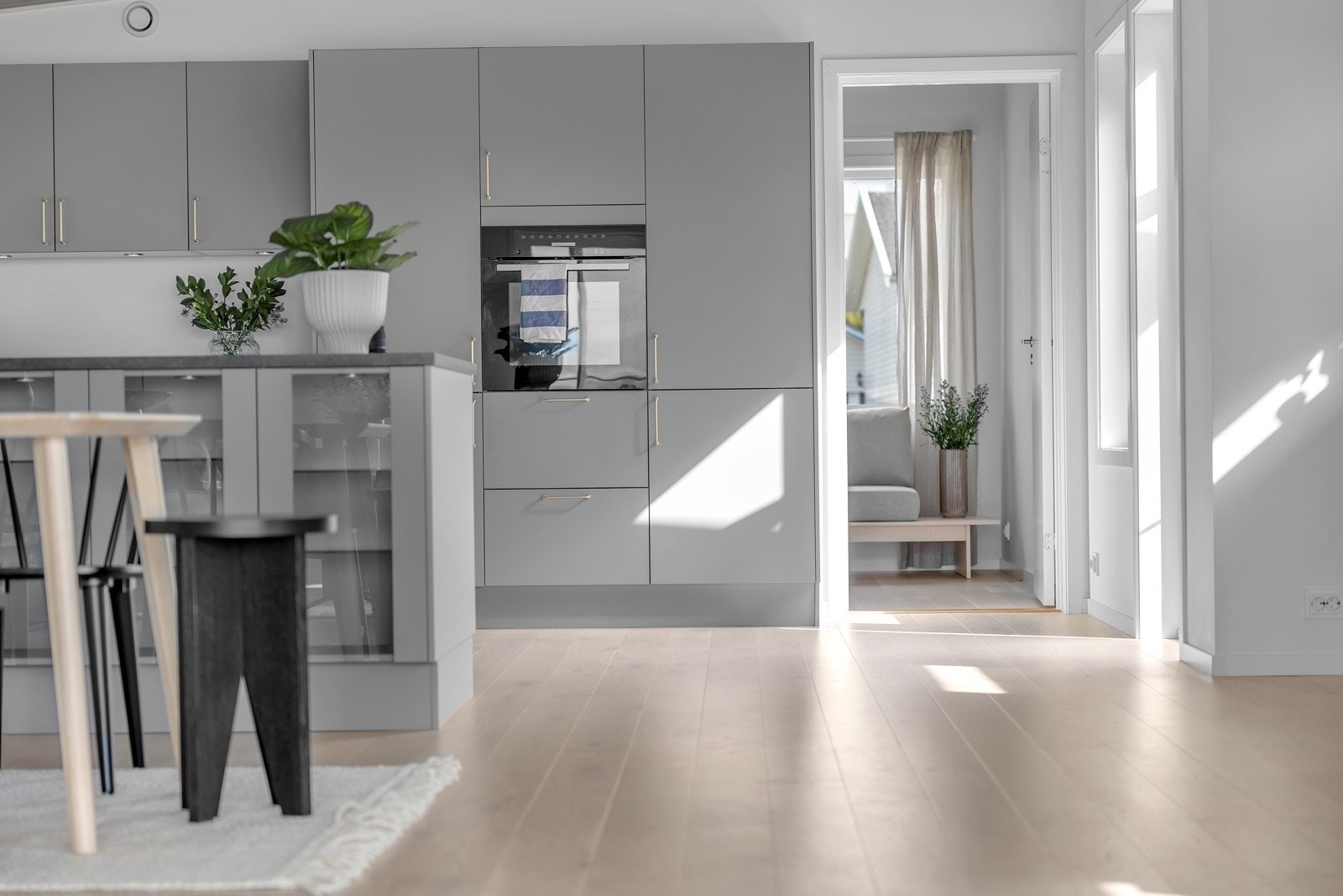 Fra kjøkkenet er det utgang til en flott veranda hvor du nyter morgen- og formiddagssolen. - Et perfekt sted for morgenkaffen! Galleribilde