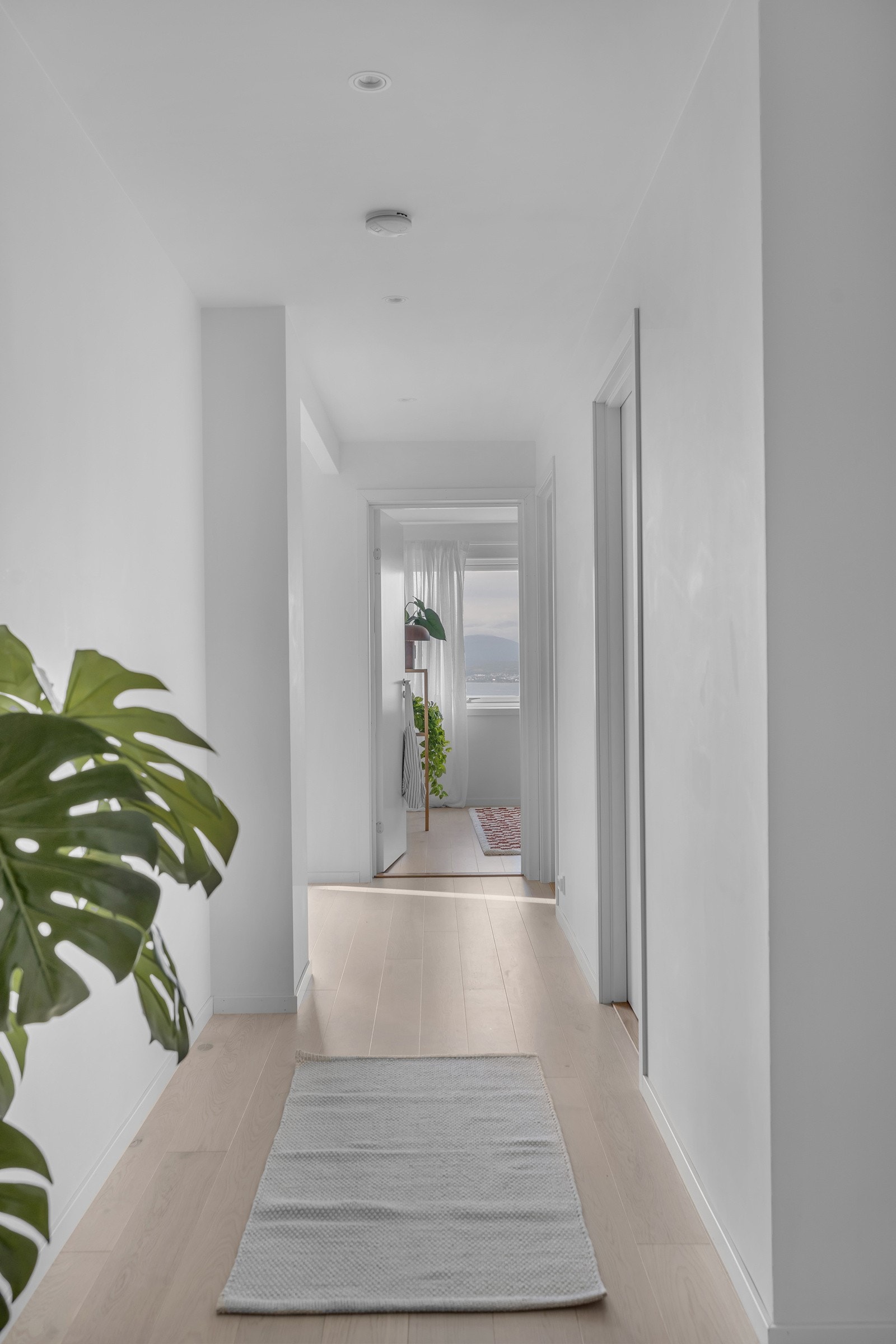 Fra inngangspartiet ledes du videre til hall som igjen tar deg til 3 av boligens soverom, bad og vaskerom Galleribilde