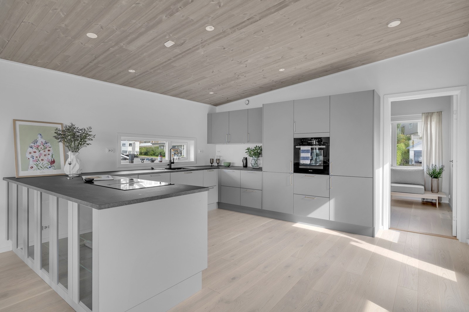 Trevirket i taket og den flotte innredningen skaper en dus og lun atmosfære Galleribilde