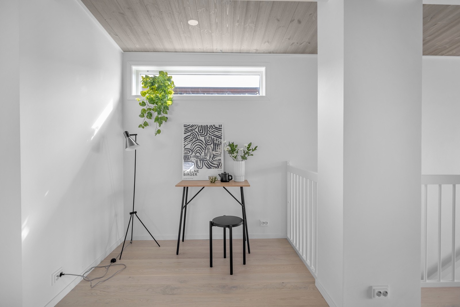 Mellom trappegang og veranda i 2. etasje finner du denne koselige kroken som kan nyttes til f.eks. hjemmekontor Galleribilde