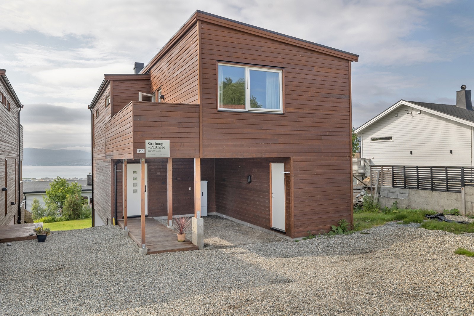 Til boligen er det flere oppstillingsplasser og parkering i carport Galleribilde
