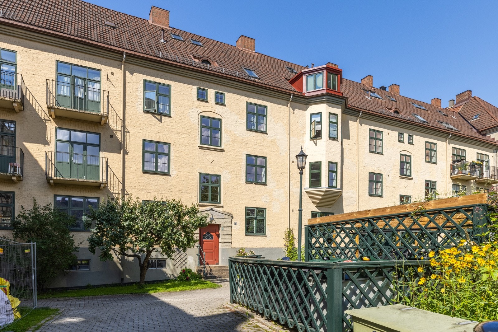 Boligen har en skjermet og sentral beliggenhet med kort vei til flotte turområder og et yrende byliv. Galleribilde