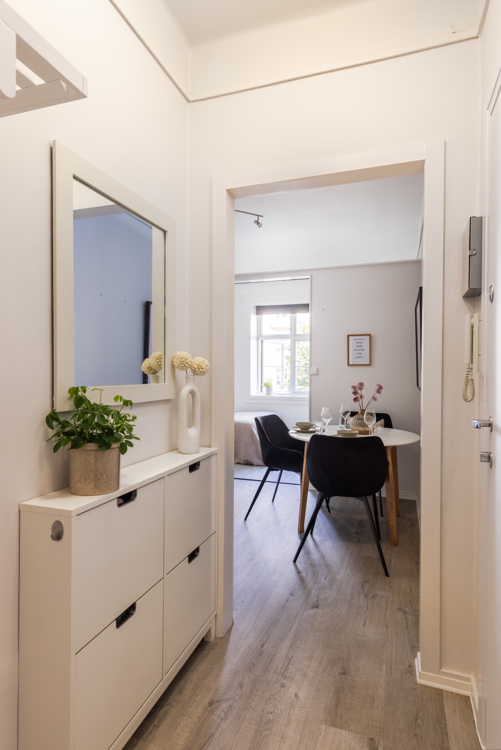 Leiligheten har et lyst og innbydende inngangsparti. Skoskapet følger boligen. Galleribilde