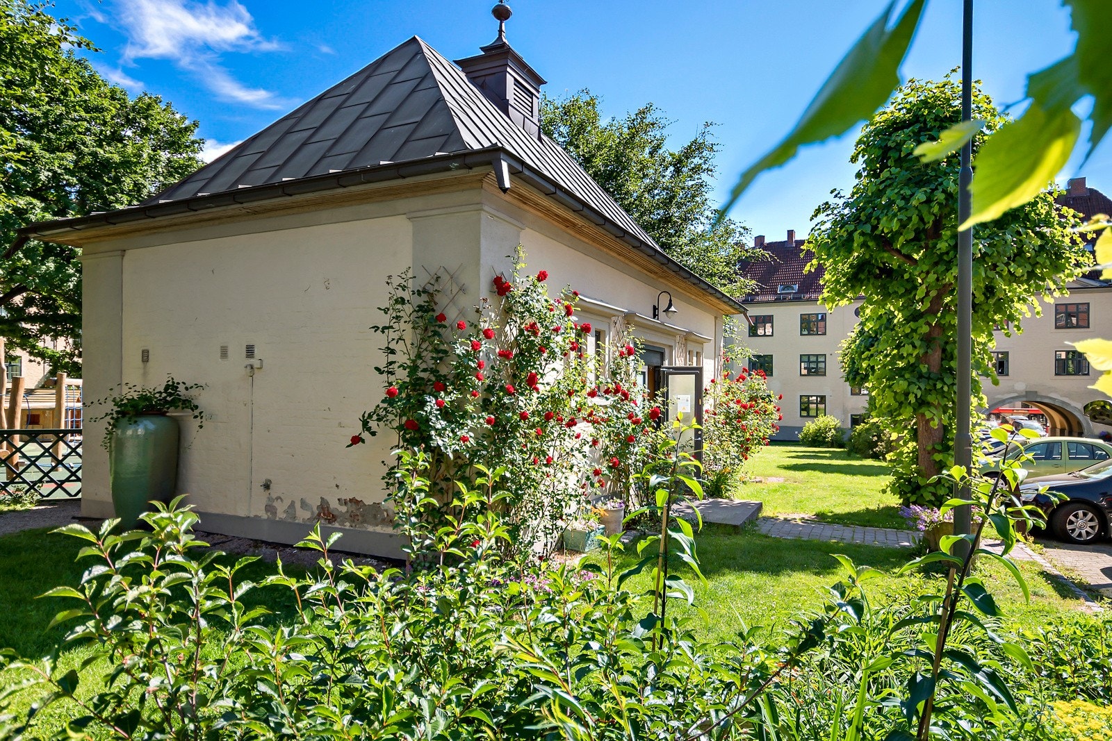 I gårdsrommet er det et eget "grendehus" kalt Trafoen, som er et felles lokale som benyttes av beboerne til ulike sosiale sammenkomster. Galleribilde