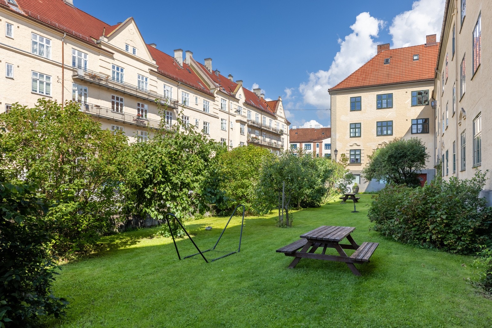 Gårdsrommet har sittegrupper, plenarealer og vakker beplantning. Galleribilde