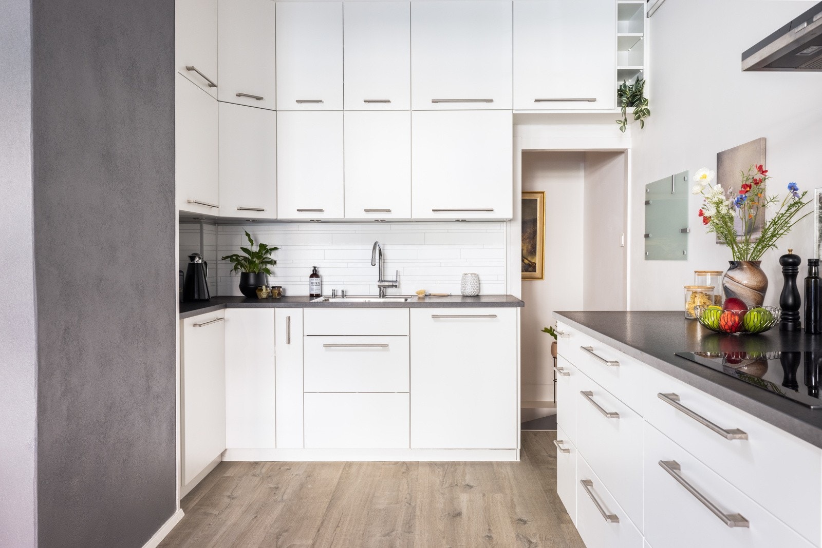 Kjøkkenet har god arbeidsplass og rikelig med muligheter for oppbevaring. Galleribilde