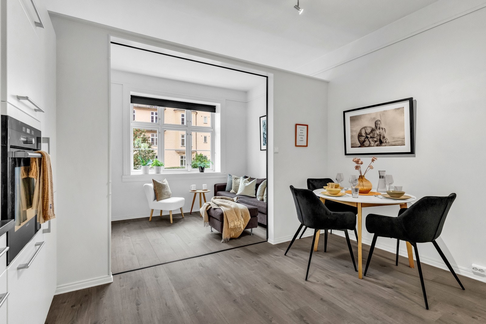 Spisestuen har plass til spisebord hvor det kan inviteres til hyggelige sammenkomster. Galleribilde