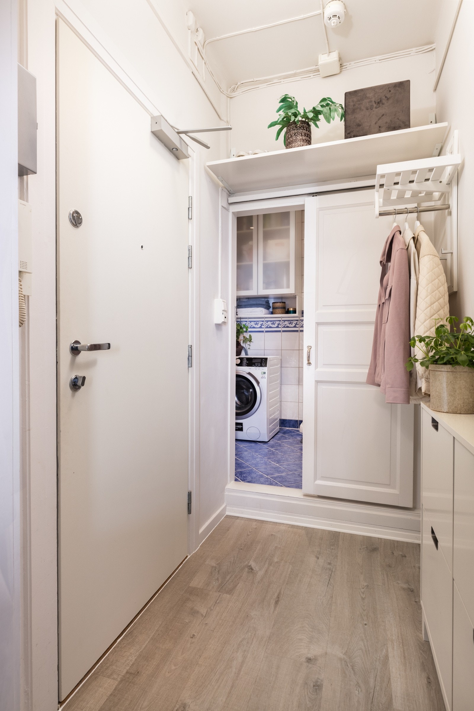 I entréen er det plass til oppheng av klær. Det er også en smart hylle over døren til badet. Galleribilde