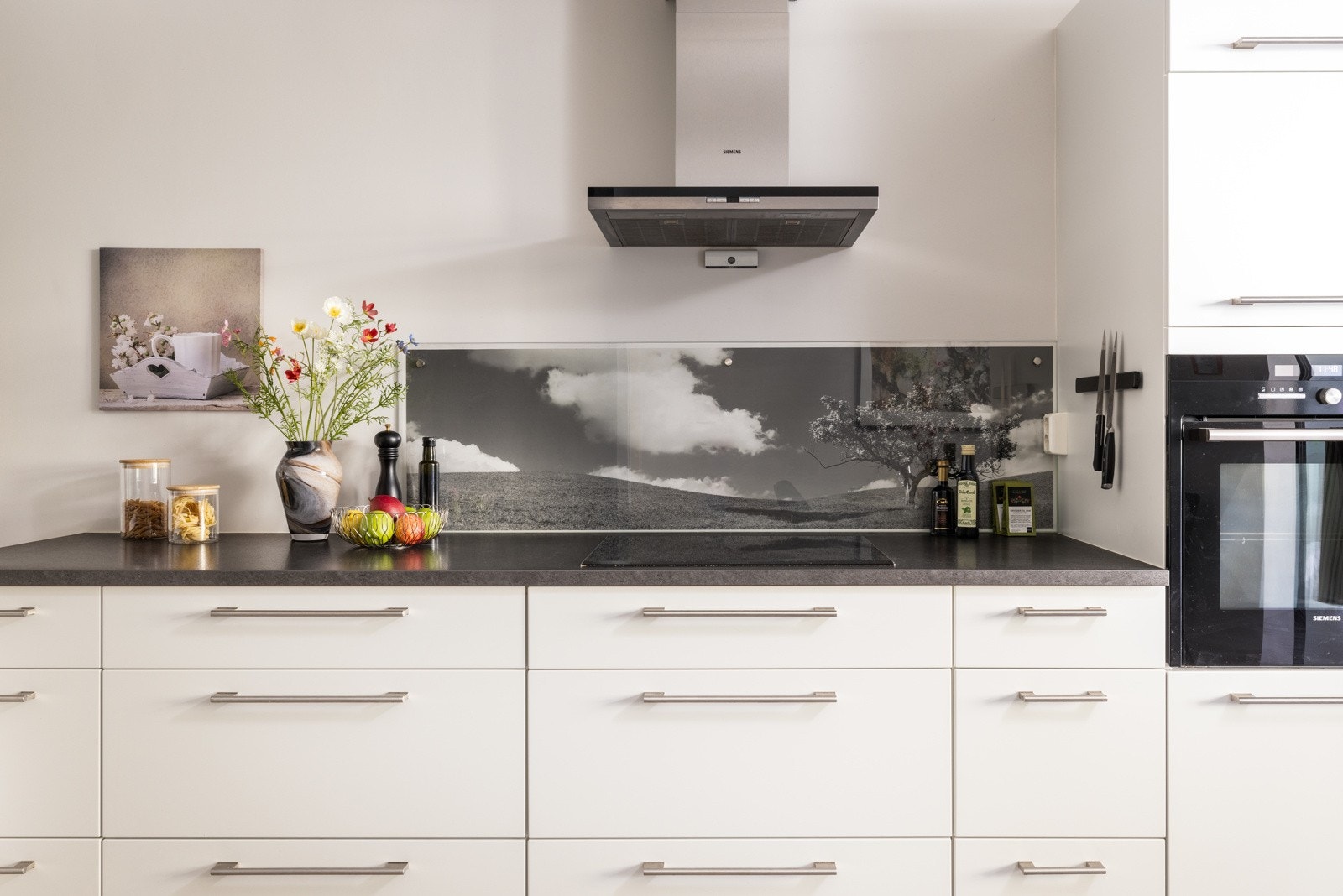 Kjøkkenet har integrerte hvitevarer, ovn i høyskap og kullfilterventilator over kokesonen. Galleribilde