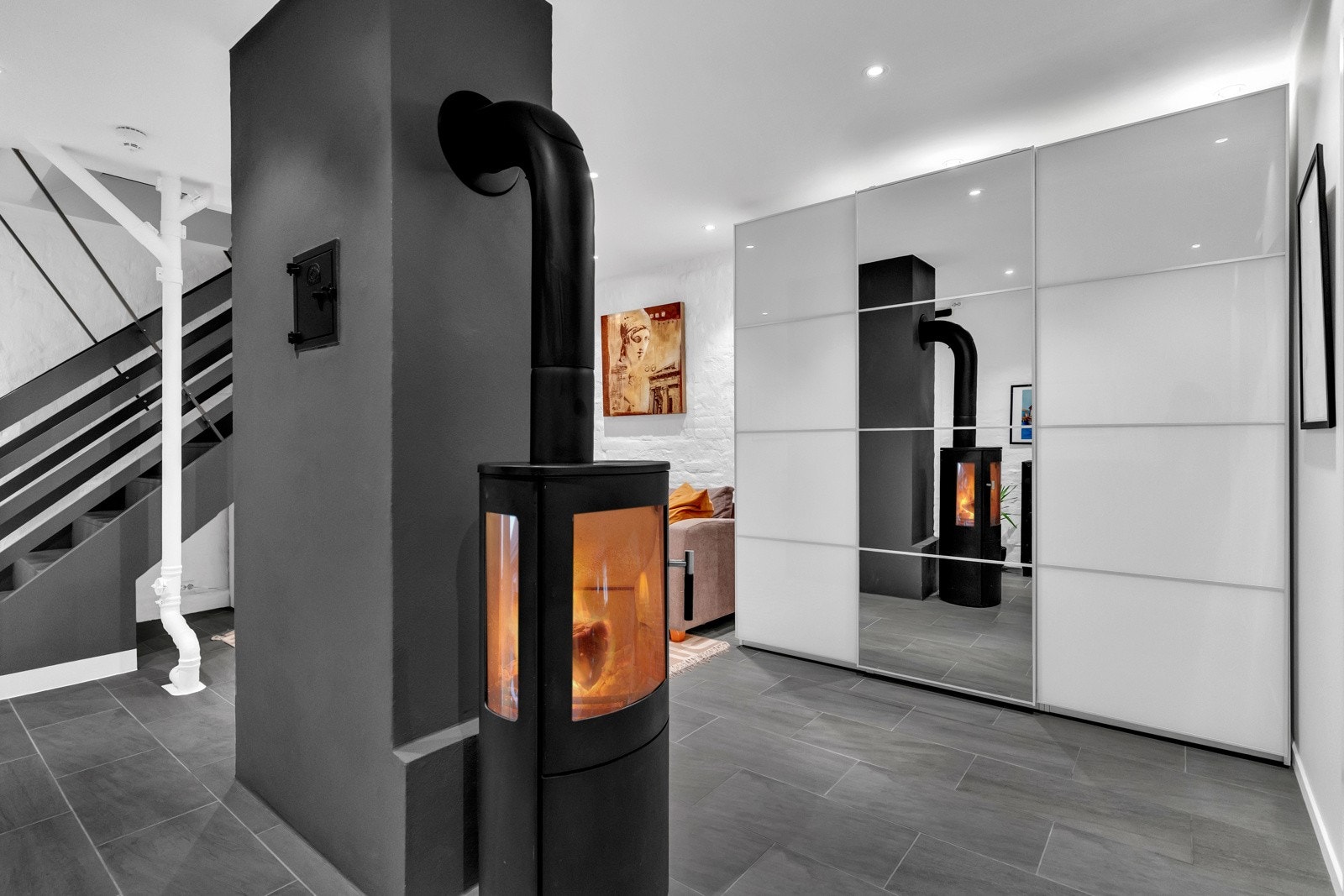 I kjelleren er det montert en lekker peisovn. Kjellerstuen er formelt ikke godkjent for varig opphold. Galleribilde