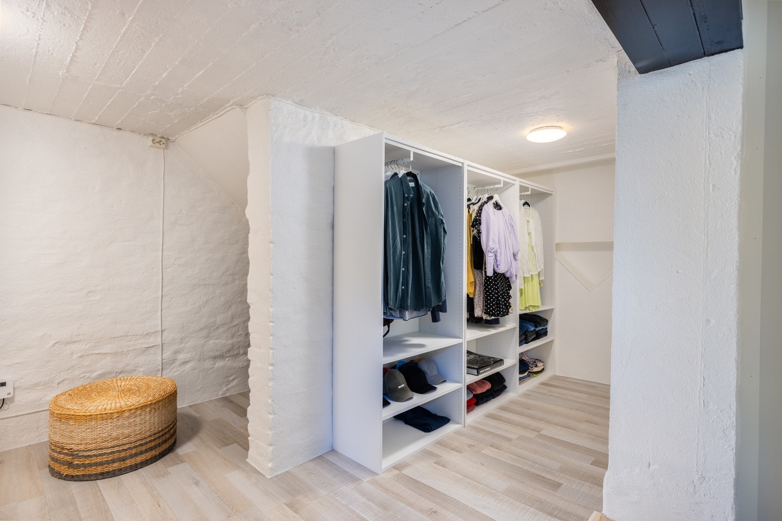 Garderobeløsningen i boden i kjelleren. Galleribilde