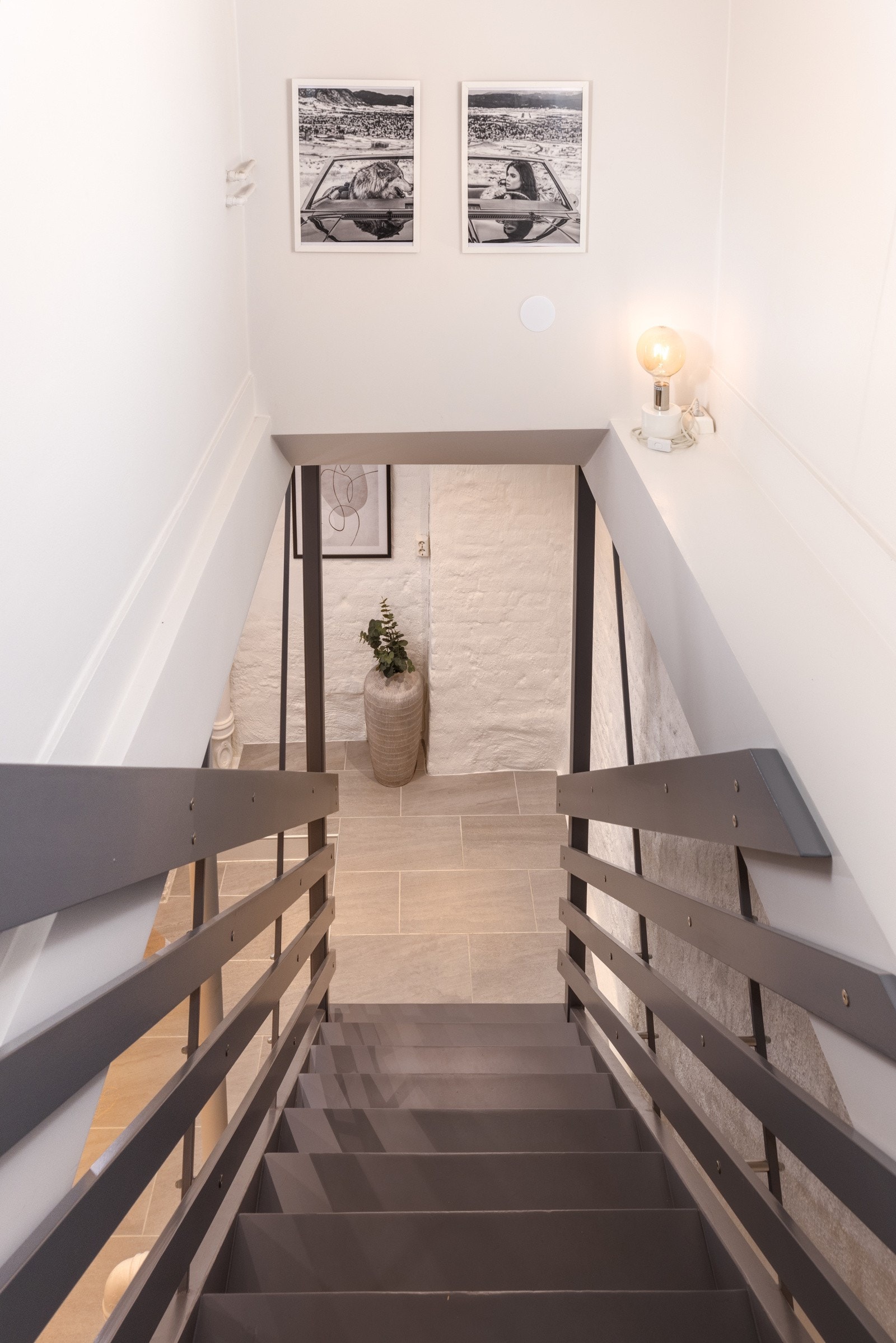 Fra første etasje går det en lekker ståltrapp til kjelleretasjen. Galleribilde