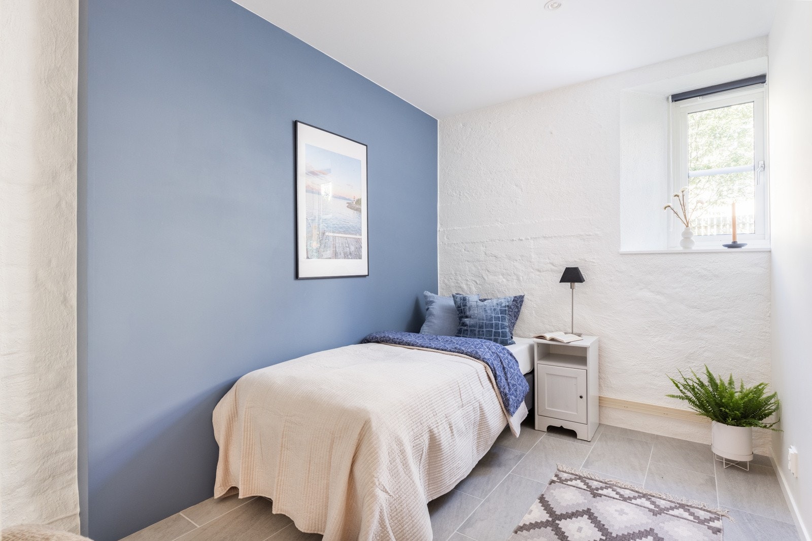 De to soverommene i kjelleren er holdt i behagelige farger. Galleribilde