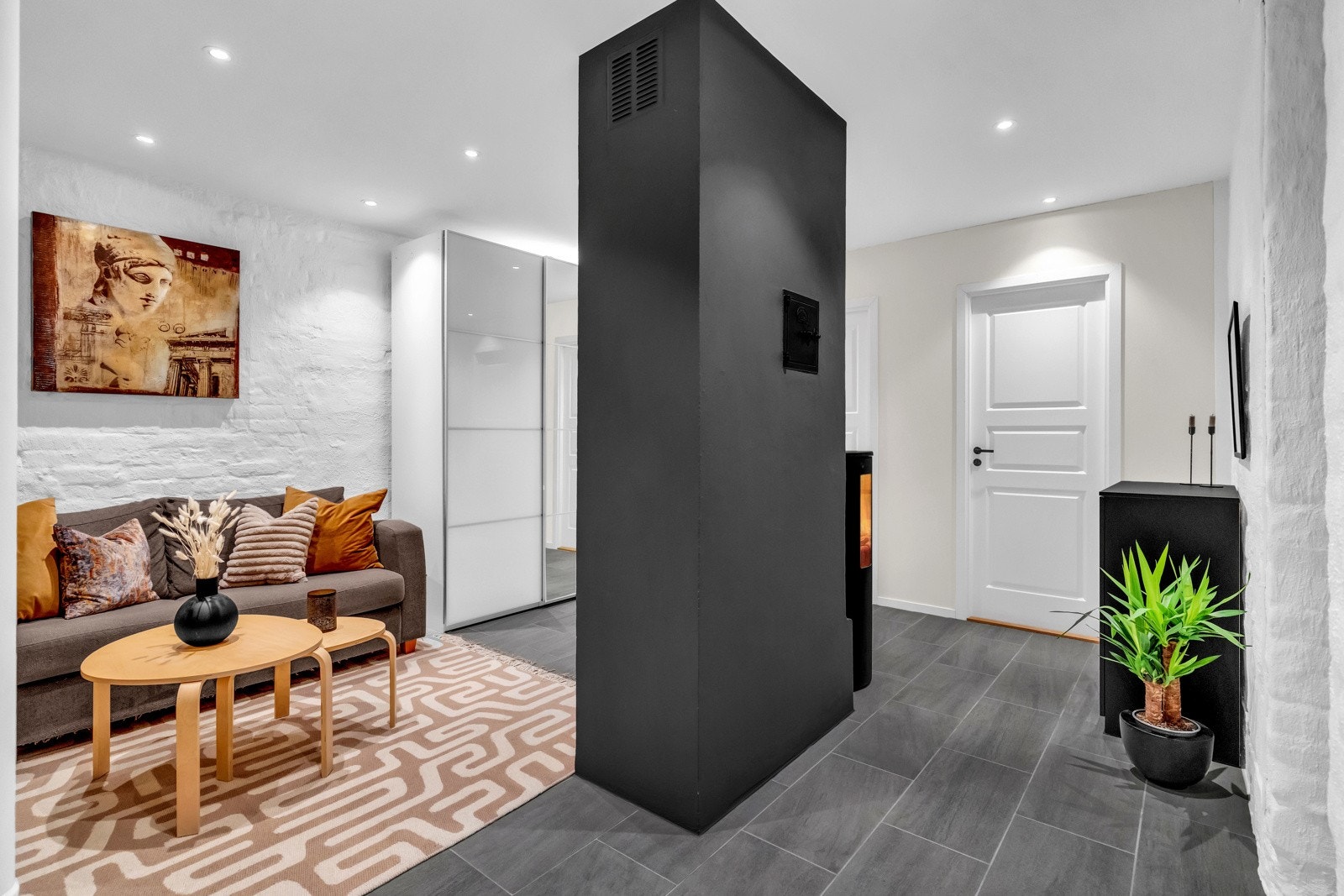 I kjelleren er det innredet en koselig kjellerstue. Kjellerstuen er formelt ikke godkjent for varig opphold. Galleribilde