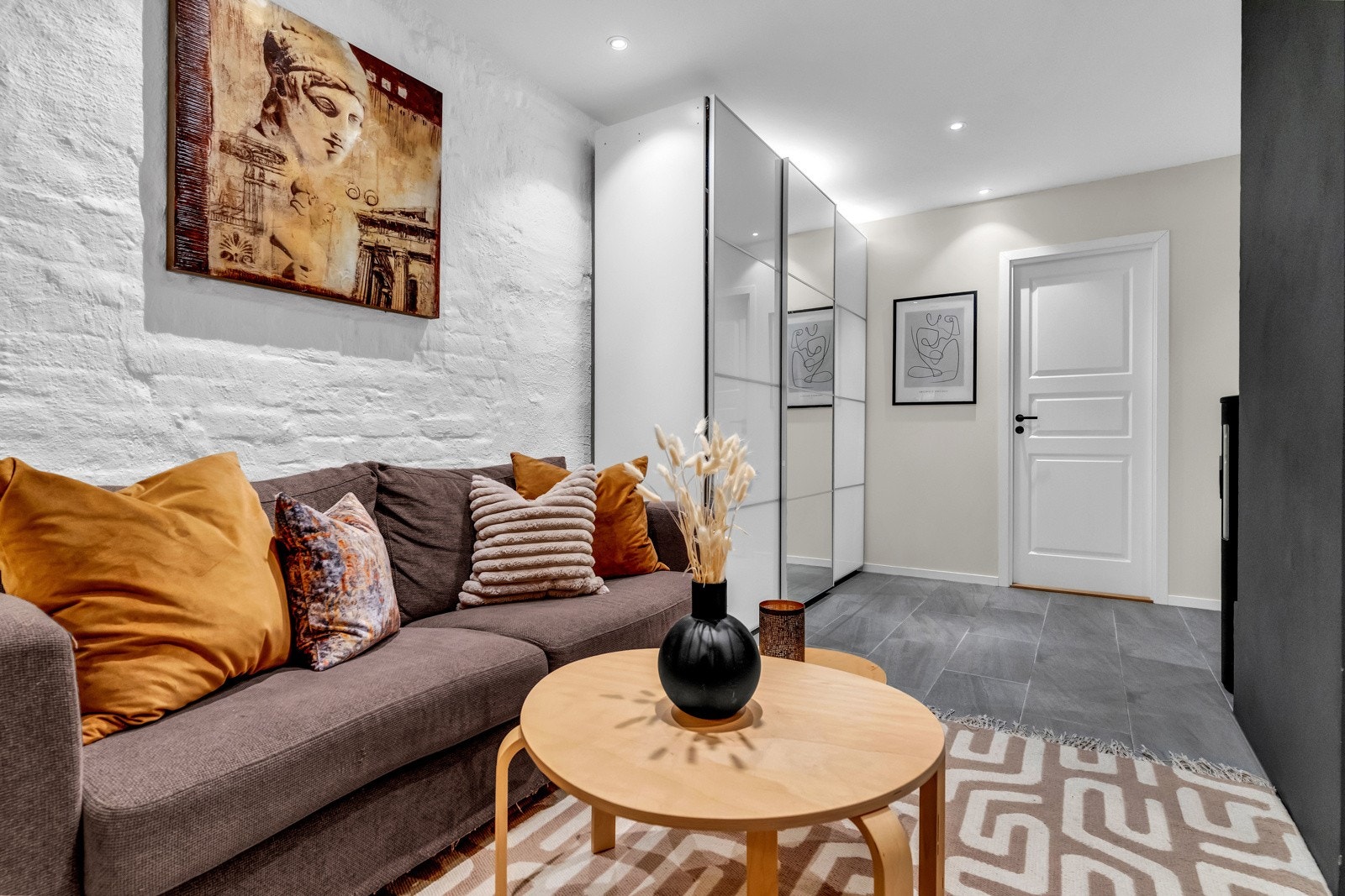 I kjellerrommet er det plass til sittegruppe mm. Kjellerstuen er formelt ikke godkjent for varig opphold. Galleribilde