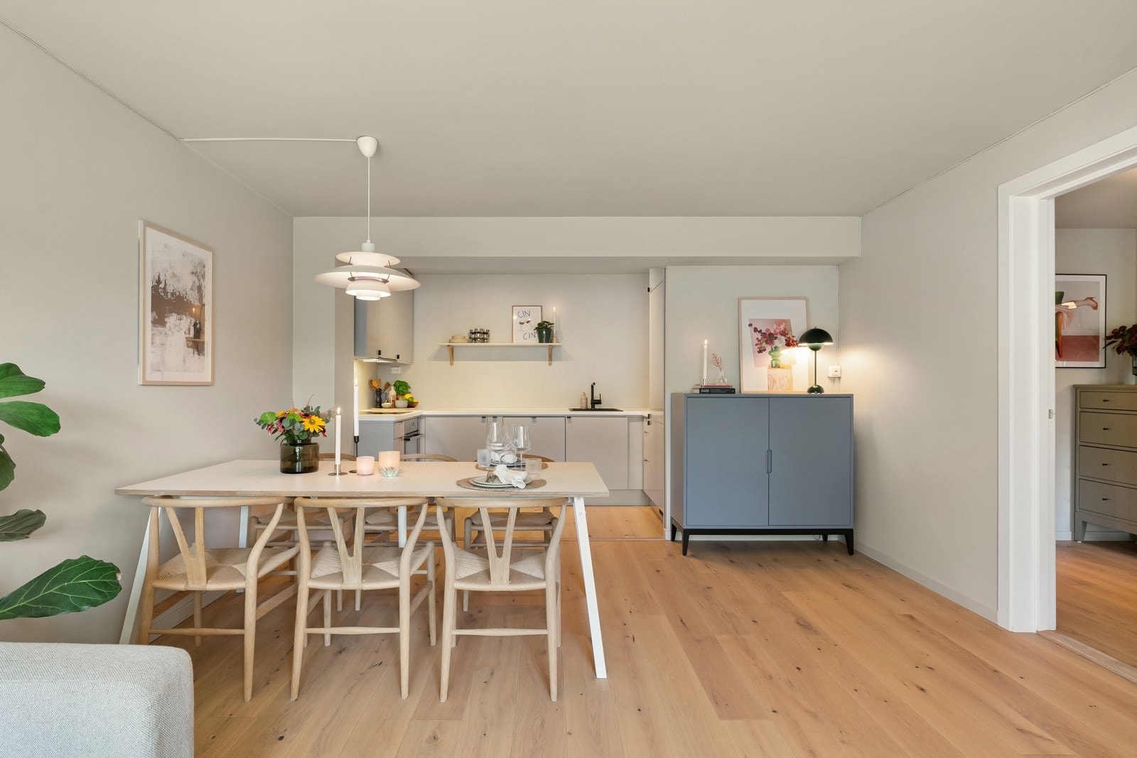 Moderne overflater med 1-stavs eikeparkett på gulv og glatte overflater i tidsriktige farger Galleribilde