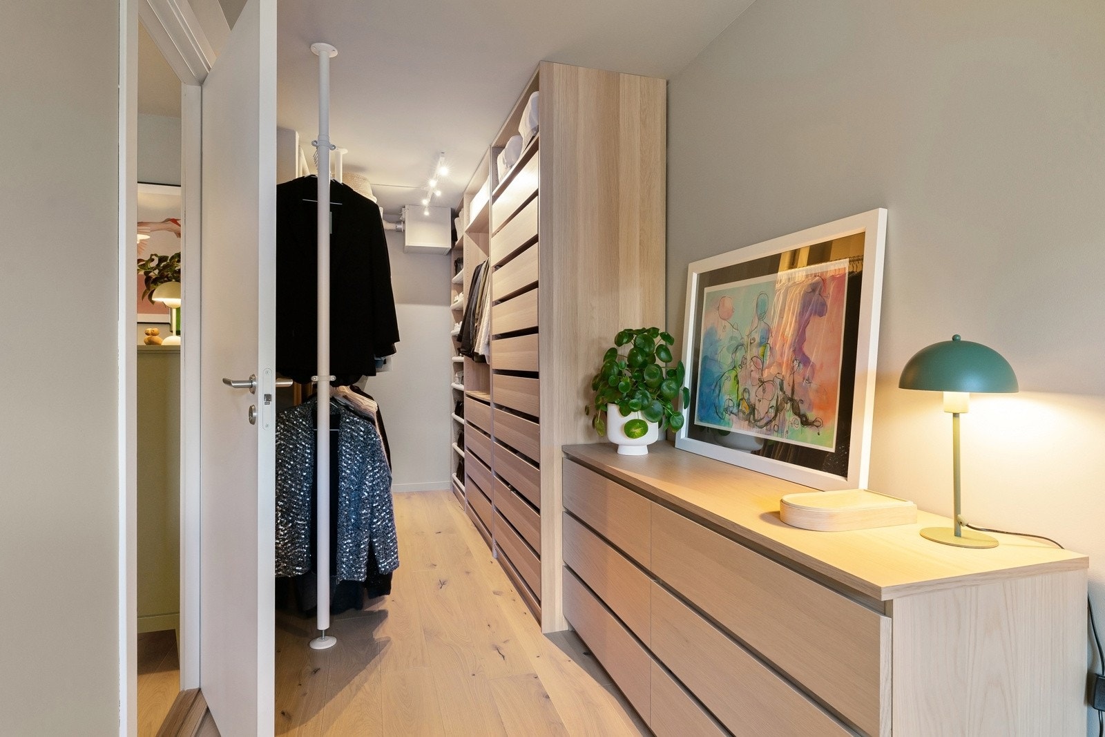 Praktisk walk-in-closet med god oppbevaringsplass Galleribilde