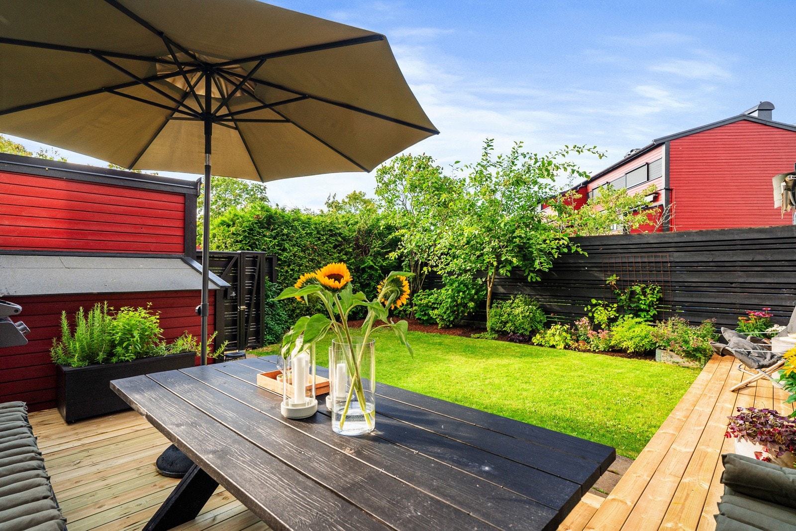 Uteområdet har en god fordeling med terrasse og gressplen Galleribilde