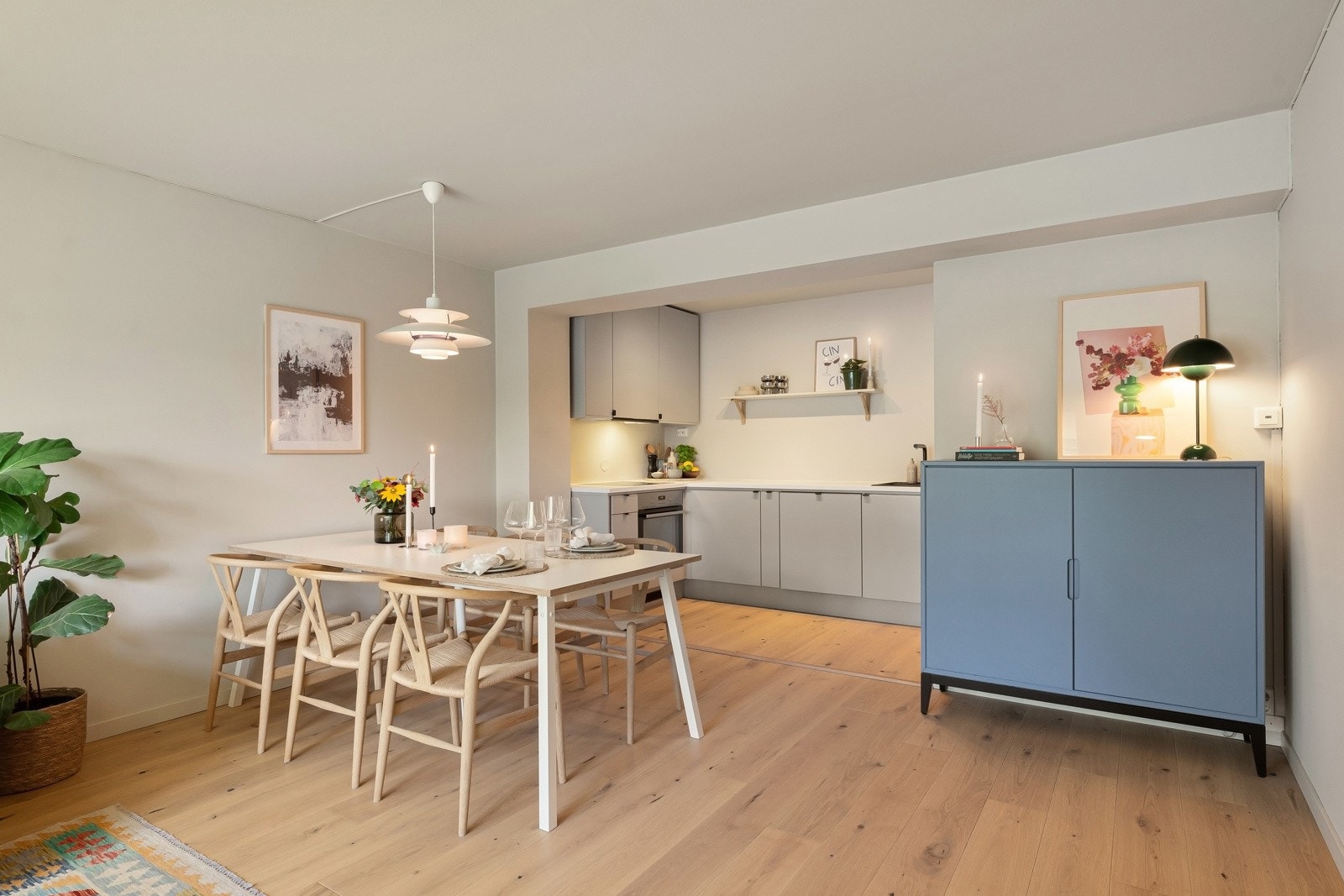 Åpen stue/kjøkken løsning med god plass til spisebord og sofagruppe Galleribilde