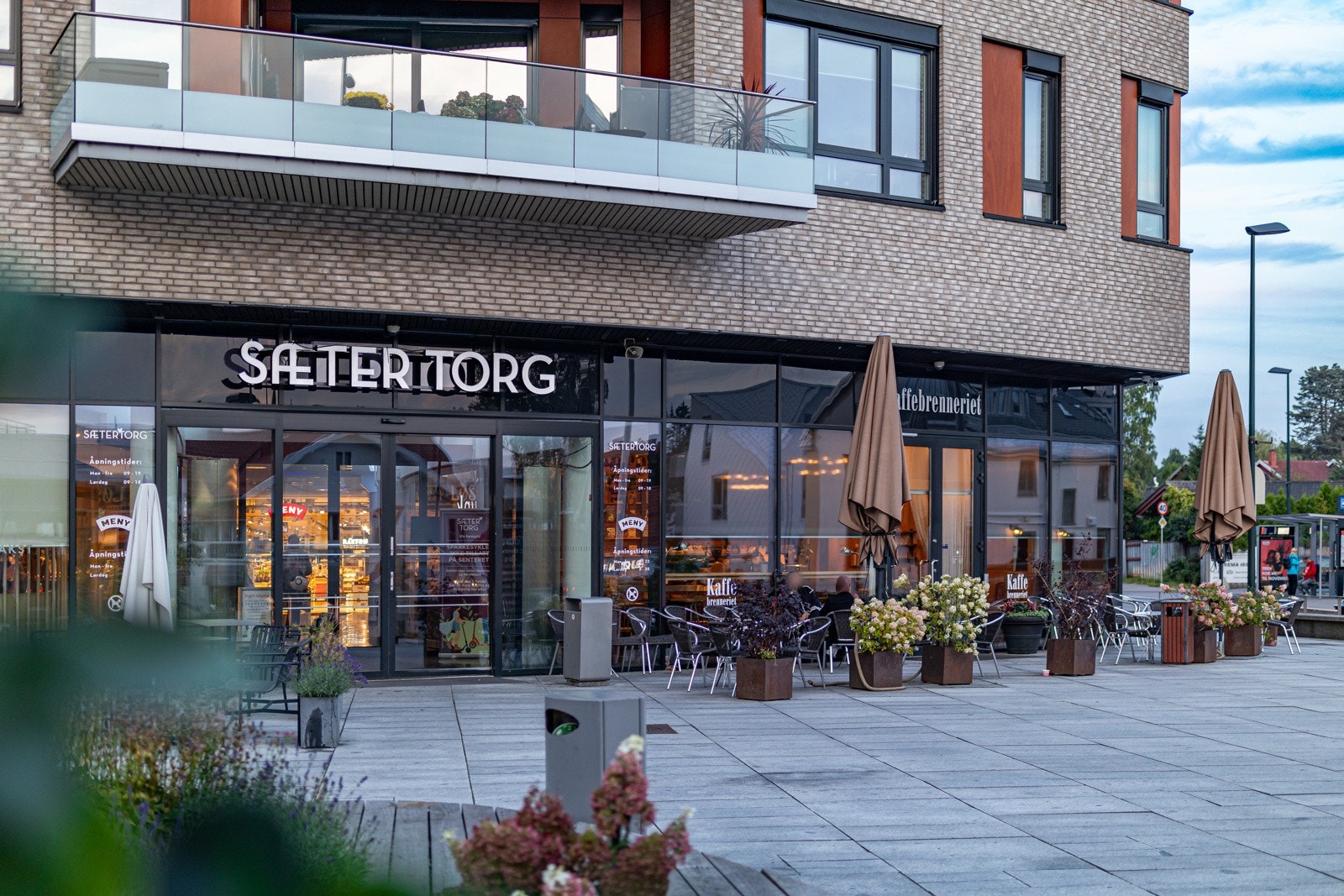 Sæter torg med et rikt servicetilbud ligger i nærheten Galleribilde