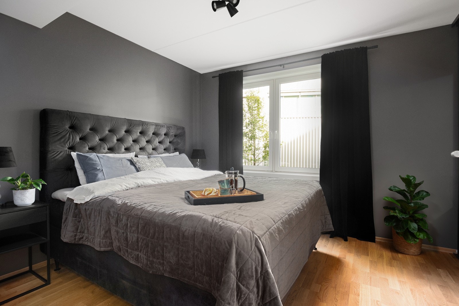 Romslig hovedsoverom med god plass til stor dobbeltseng, nattbord og annet møblement. Galleribilde